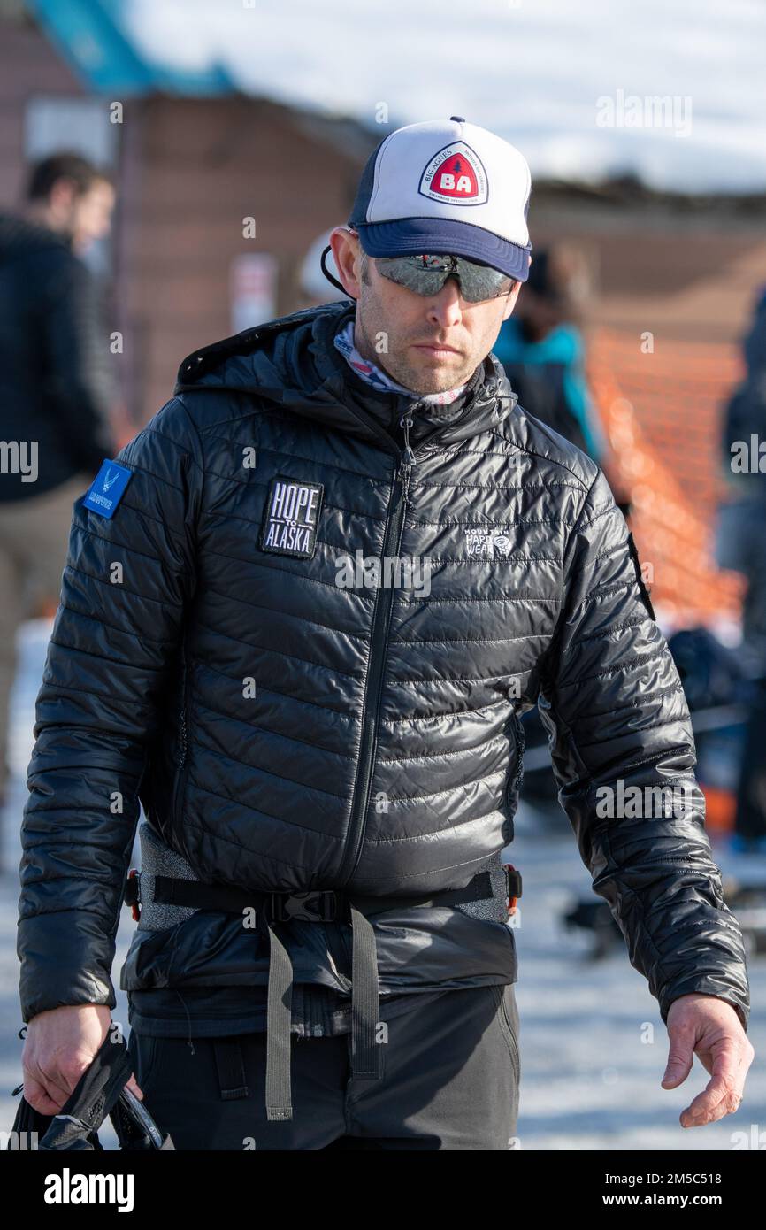 USA Air Force Major Joshua Brown, 673d Surgical Operations Squadron Surgical Services Flugkommandant, beginnt den Iditarod Trail Invitational 1.000 Meilen Ultramarathon am Knik Lake, Alaska, 27. Februar 2022. Der ITI folgt dem historischen Iditarod Trail und die Teilnehmer müssen die erforderliche Überlebensausrüstung bei sich tragen, nur auf eine Handvoll Kontrollpunkte entlang der Route. Brown vertritt die USA Air Force als erstes aktives Mitglied im Dienst, das im Rennen antritt. Stockfoto