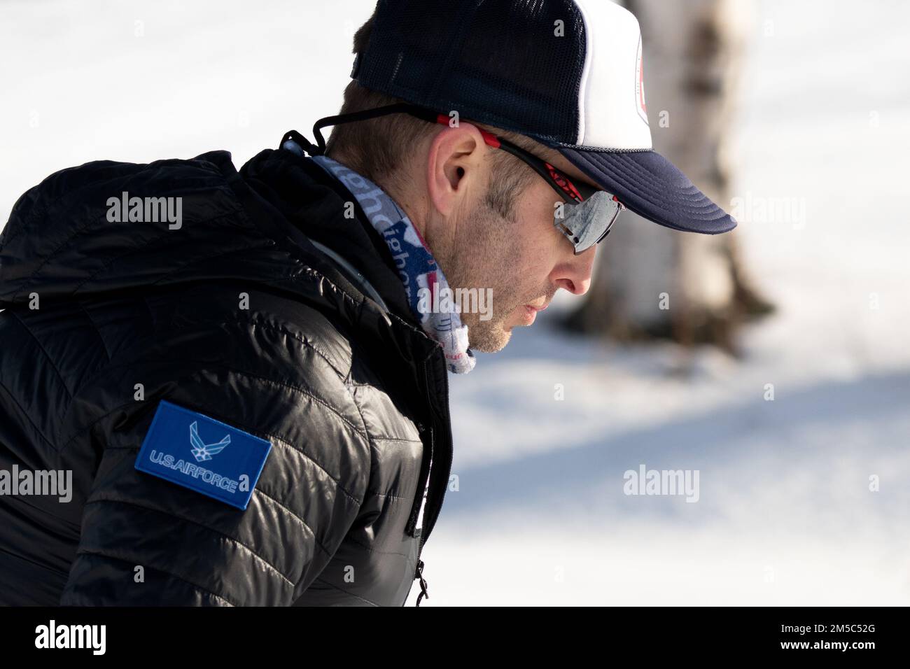 USA Air Force Major Joshua Brown, 673d Surgical Operations Squadron Surgical Services Flugkommandant, beginnt den Iditarod Trail Invitational 1.000 Meilen Ultramarathon am Knik Lake, Alaska, 27. Februar 2022. Der ITI folgt dem historischen Iditarod Trail und die Teilnehmer müssen die erforderliche Überlebensausrüstung bei sich tragen, nur auf eine Handvoll Kontrollpunkte entlang der Route. Brown vertritt die USA Air Force als erstes aktives Mitglied im Dienst, das im Rennen antritt. Stockfoto