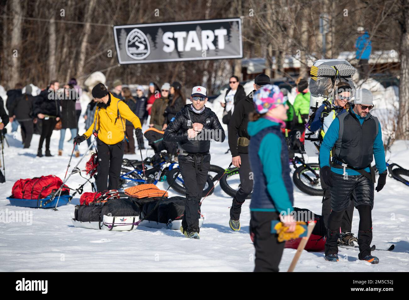 USA Air Force Major Joshua Brown, 673d Surgical Operations Squadron Surgical Services Flugkommandant, beginnt den Iditarod Trail Invitational 1.000 Meilen Ultramarathon am Knik Lake, Alaska, 27. Februar 2022. Der ITI folgt dem historischen Iditarod Trail und die Teilnehmer müssen die erforderliche Überlebensausrüstung bei sich tragen, nur auf eine Handvoll Kontrollpunkte entlang der Route. Brown vertritt die USA Air Force als erstes aktives Mitglied im Dienst, das im Rennen antritt. Stockfoto