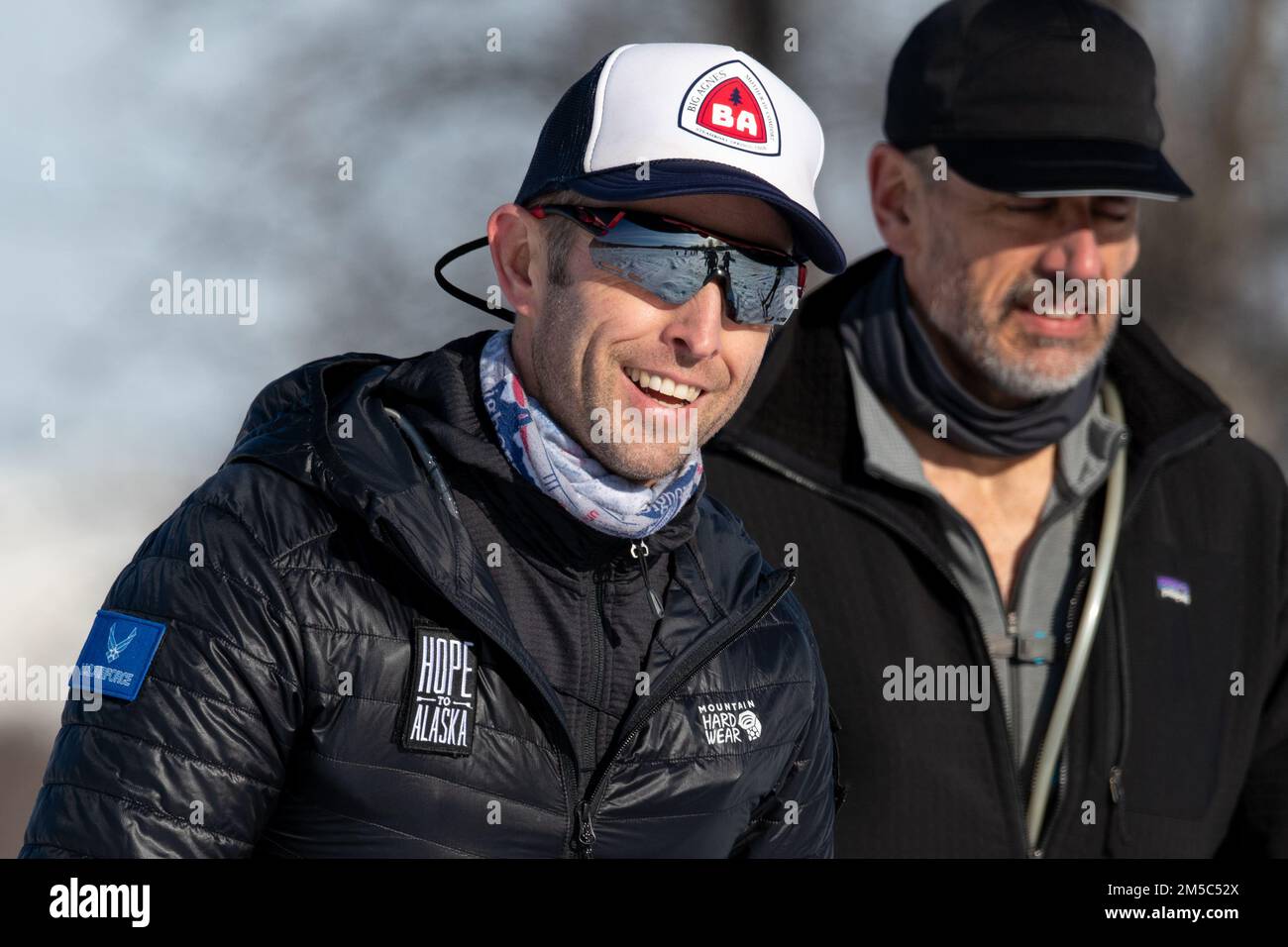 USA Air Force Major Joshua Brown, 673d Surgical Operations Squadron Surgical Services Flugkommandant, beginnt den Iditarod Trail Invitational 1.000 Meilen Ultramarathon am Knik Lake, Alaska, 27. Februar 2022. Der ITI folgt dem historischen Iditarod Trail und die Teilnehmer müssen die erforderliche Überlebensausrüstung bei sich tragen, nur auf eine Handvoll Kontrollpunkte entlang der Route. Brown vertritt die USA Air Force als erstes aktives Mitglied im Dienst, das im Rennen antritt. Stockfoto