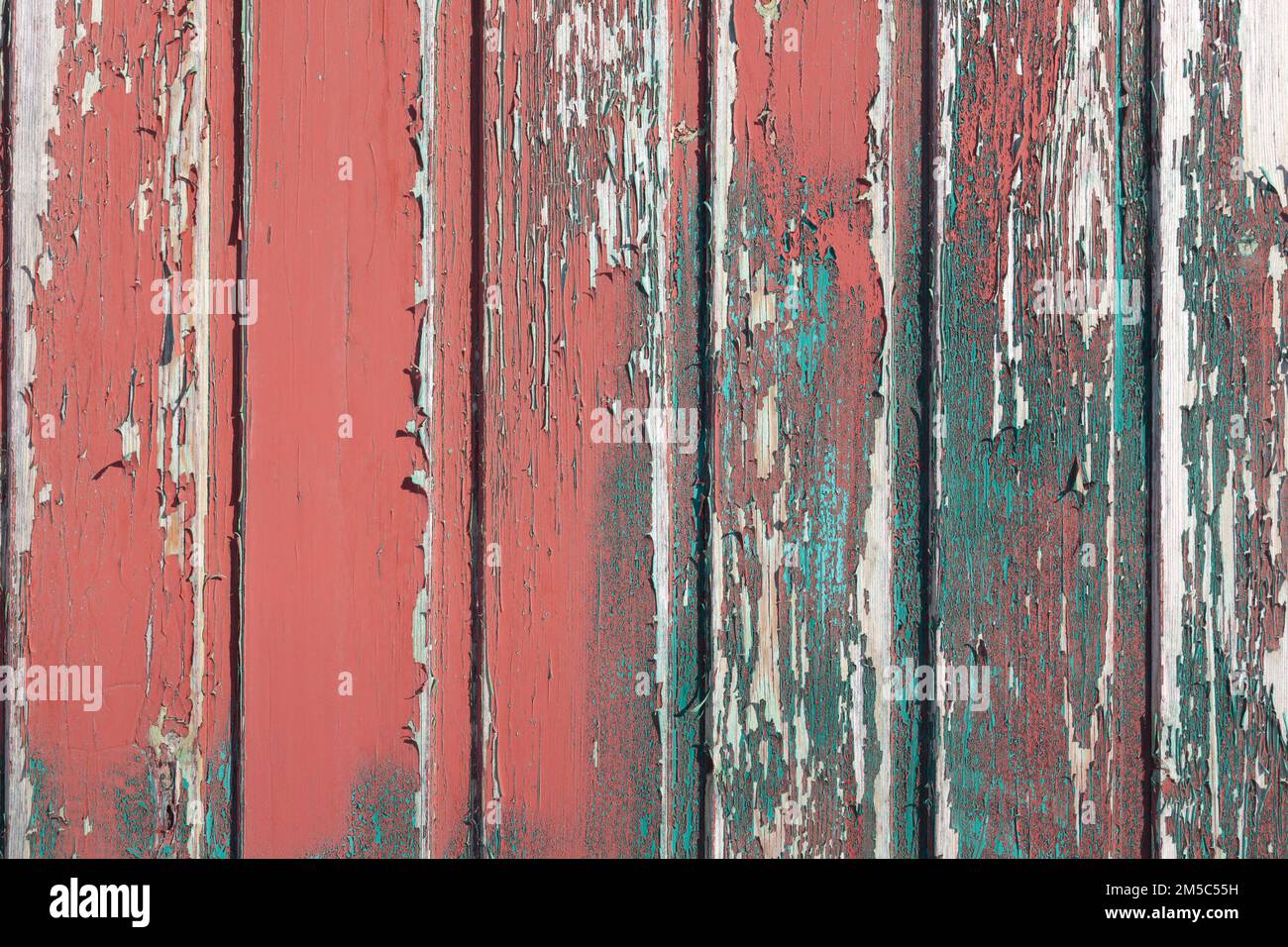 Alte Holzwand mit gerissener Farbe Stockfoto
