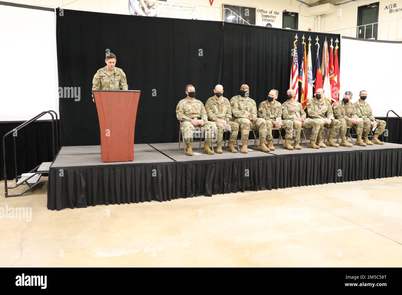 Kapitän der Nationalgarde der Ohio Army, Ritchey Moore, Teamleiter des Ingenieurberaterteams 6522, 5. Bataillon, 54. Sicherheitseinsatzkommando, während einer feierlichen Einberufung am 27. Februar 2022 im Major General Robert S. Beightler Armory in Columbus, Ohio. Die 5-54. gehört zu den Spezialeinheiten der Armee, deren Kernaufgabe darin besteht, Einsätze mit Verbündeten und Partnerländern auszubilden, zu beraten, zu unterstützen, zu ermöglichen und zu begleiten. Dies ist das erste technische Beraterteam von 5-54. SFAR, das 2019 eingesetzt wurde und für den Bundesdienst aktiviert wurde. Stockfoto