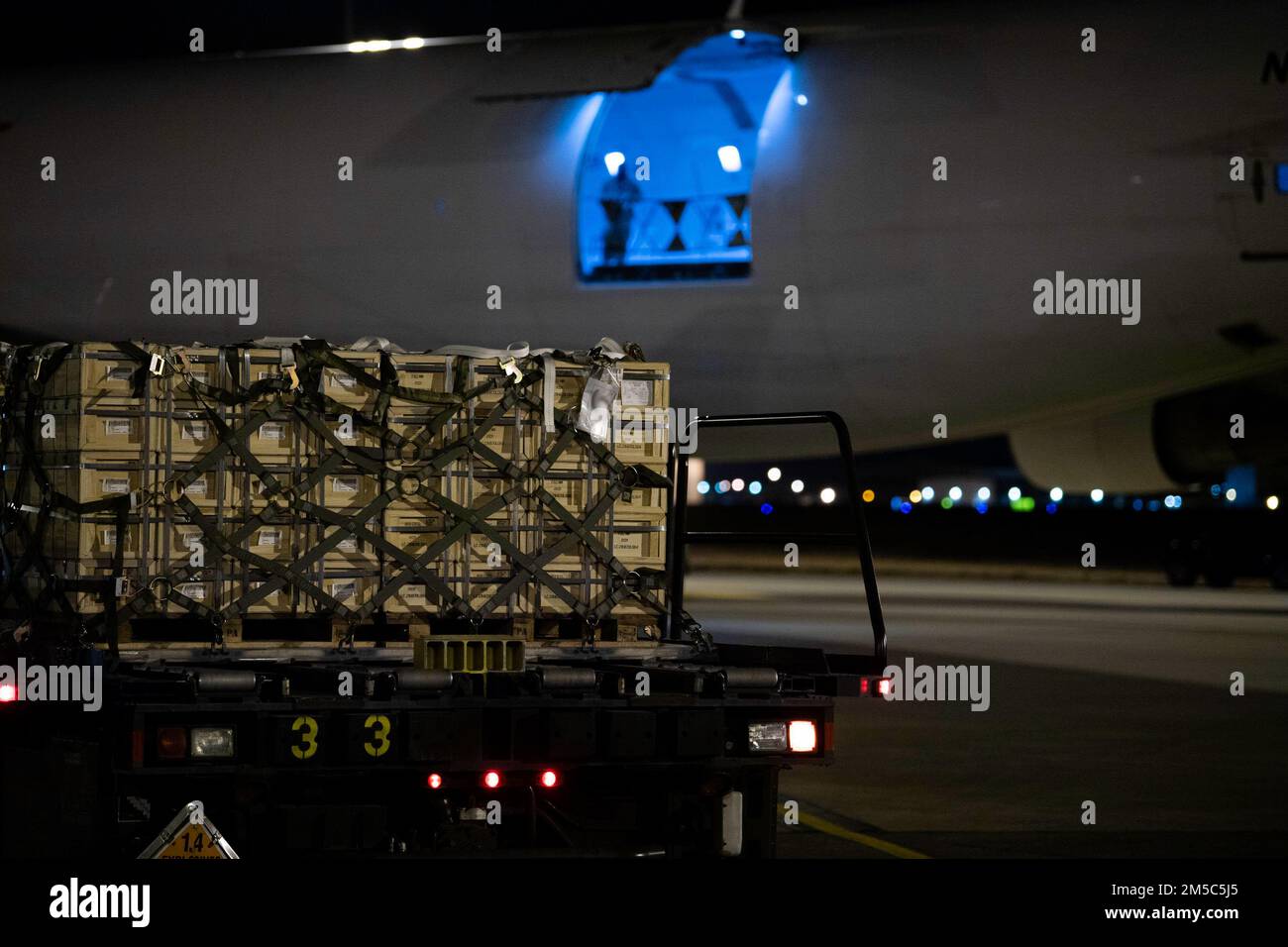 Paletten mit Munition, Waffen und anderer Ausrüstung, die für die Ukraine bestimmt sind, warten auf die Verladung während einer ausländischen Militärverkaufsmission auf dem Luftwaffenstützpunkt Dover, Delaware, 28. Februar 2022. Seit 2014 haben die Vereinigten Staaten insgesamt mehr als $5,4 Milliarden Dollar für die Ukraine bereitgestellt, einschließlich der Hilfe für die Sicherheit und andere Bereiche. Die Vereinigten Staaten bekräftigen ihr entschiedenes Bekenntnis zur Souveränität und territorialen Unversehrtheit der Ukraine zur Unterstützung einer sicheren und prosperierenden Ukraine. Stockfoto