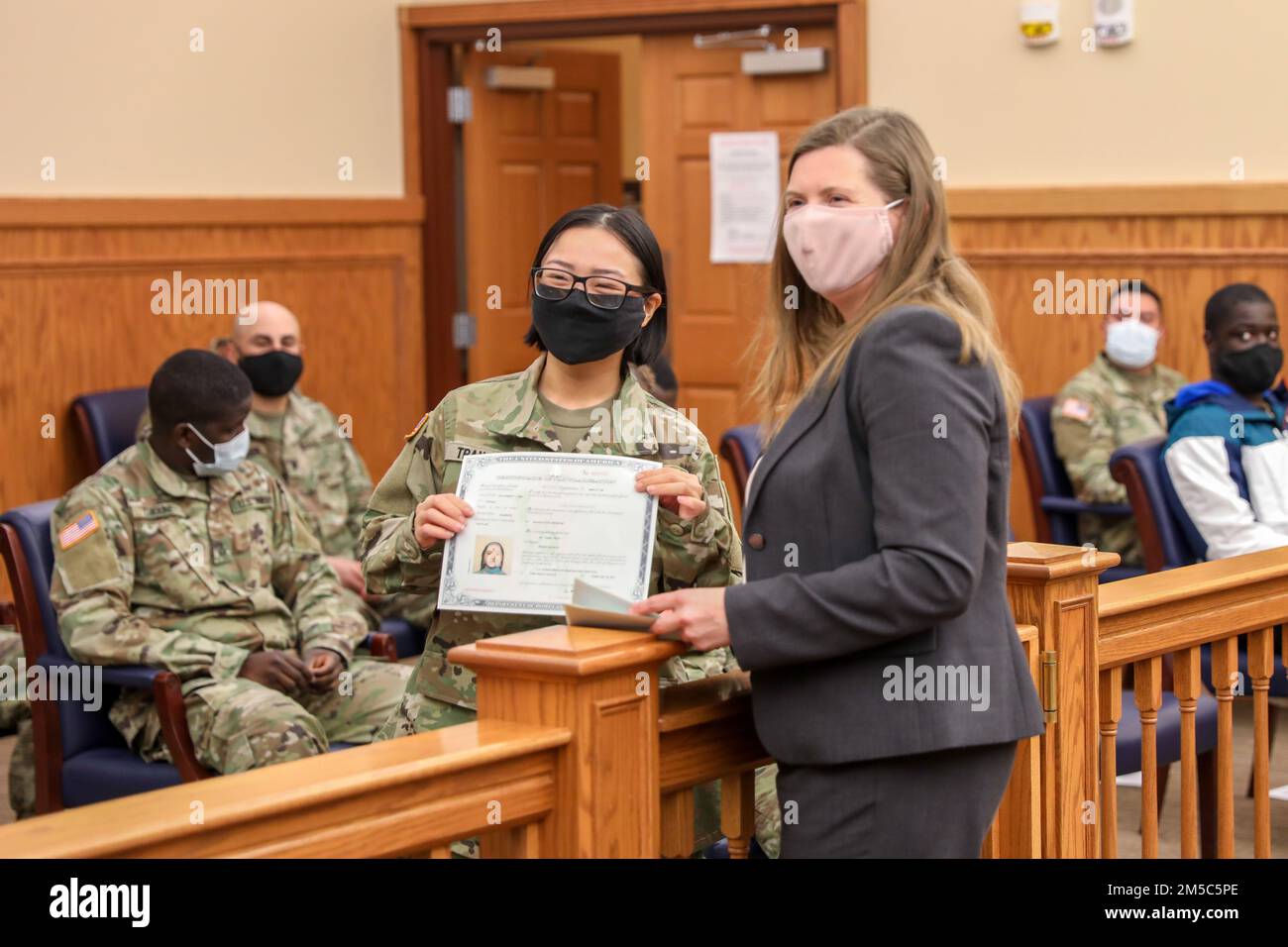 My Tran, eine Soldatin der 1. Infanteriedivision, akzeptiert ihr Einbürgerungszertifikat vom 28. Februar 2022 im Staff Judge Advocate Building in Fort Riley, Kansas. Tran war einer von 28 Soldaten, die ihre Einbürgerung abgeschlossen und den Treueschwur geschworen haben. Stockfoto