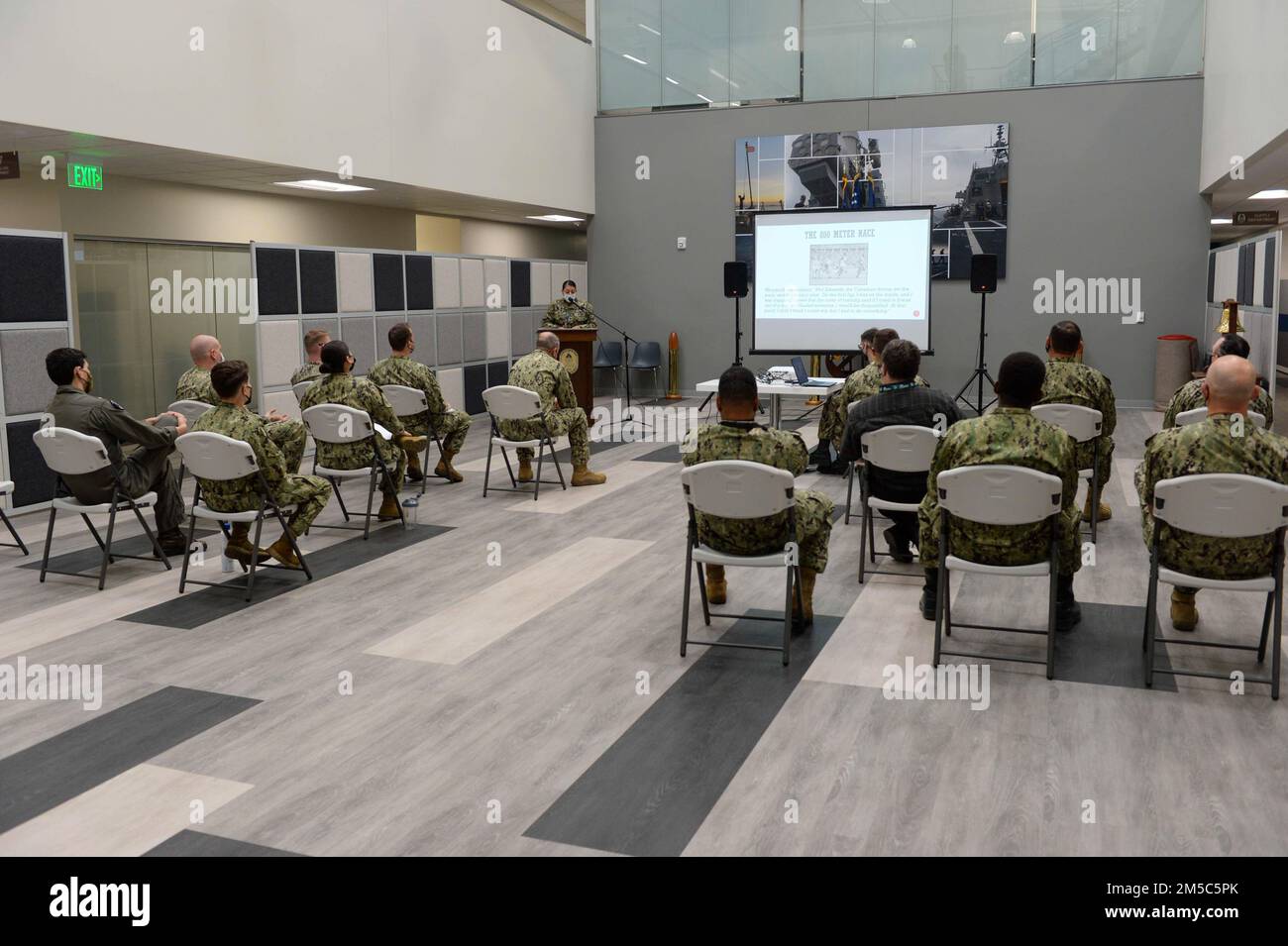 220228-N-ZS023-1007 (28. Februar 2022) MARINESTÜTZPUNKT SAN DIEGO Information Systems Technician Chief Petty Officer Sarahi Amorim hält eine Präsentation zum Black History Month für Matrosen, die dem Littoral Combat Ship Squadron ONE (COMLCSRON ONE) zugeteilt sind. LCS ist eine schnelle, agile, missionsorientierte Plattform, die für den Einsatz in küstennahen Umgebungen entwickelt wurde und sich gegen Bedrohungen aus dem 21. Jahrhundert an der Küste wappnet. LCS kann die Präsenz nach vorn, die Gefahrenabwehr im Seeverkehr, die Kontrolle des Seeverkehrs und die Abschreckung unterstützen. Stockfoto