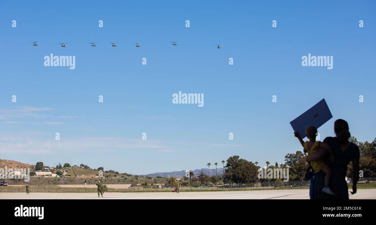 Familienmitglieder erwarten die Ankunft der USA Marines und Matrosen mit Marine Medium Tiltrotor Squadron (VMM) 165 (verstärkt), 11. Marine Expeditionary Unit, während eines Homecoming auf der Marine Corps Air Station Camp Pendleton, Kalifornien, 28. Februar 2022. Das Geschwader kehrte aus dem Einsatz der Einheit im Westpazifik 21,2 zurück, um das US-Flottengebiet 3., 5. und 7. als Teil der Essex Amphibious Ready Group zu unterstützen. Stockfoto