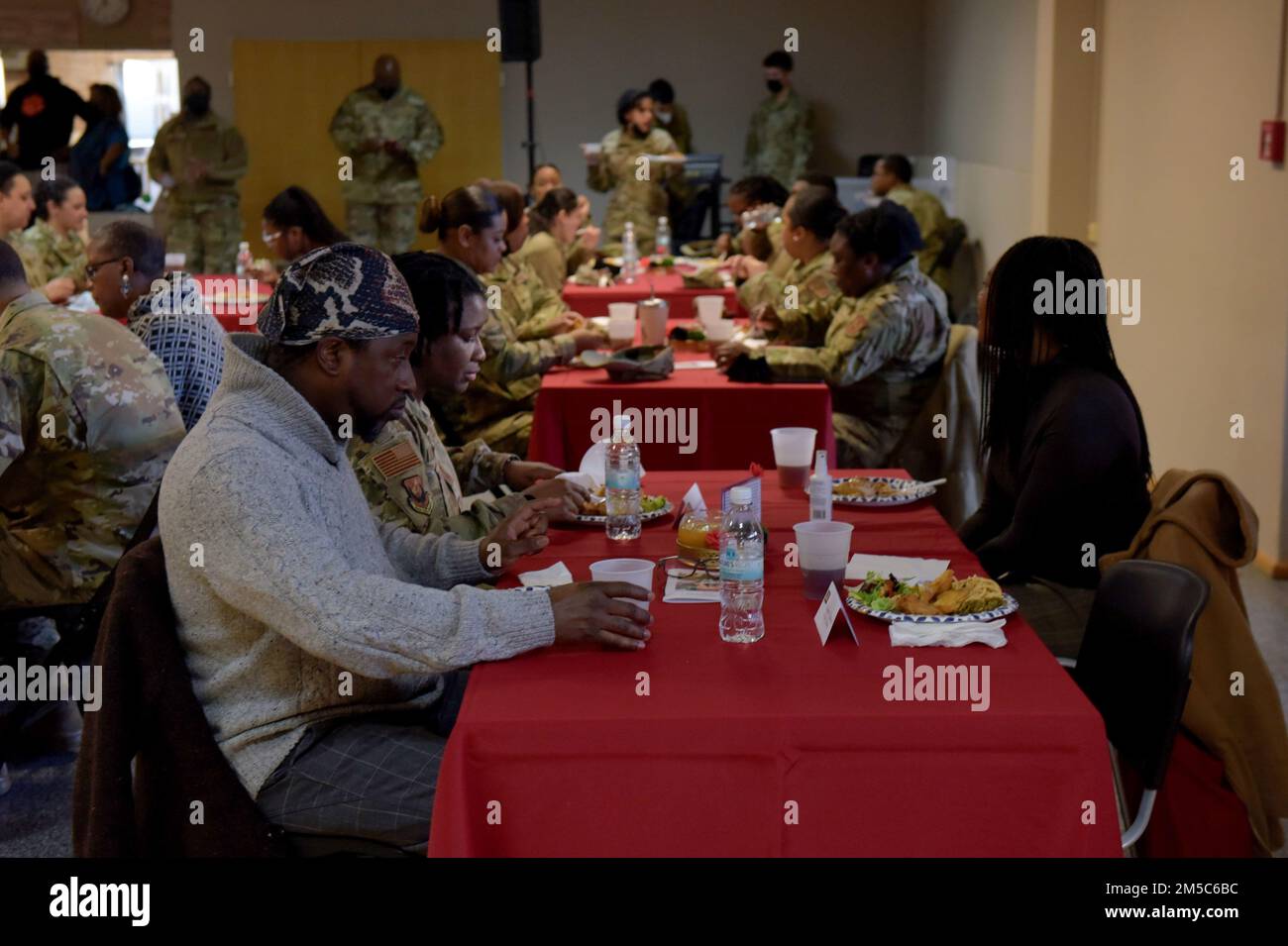 Mitglieder der Militärgemeinschaft Kaiserslautern genießen beim Mittagessen im Black History Month am Luftwaffenstützpunkt Ramstein, Deutschland, am 28. Februar 2022 Essen und die Gesellschaft der anderen. Das Mittagessen umfasste Musik, Gesang und Geschichten, um das diesjährige Thema „Black Health and Wellness“ hervorzuheben. Stockfoto