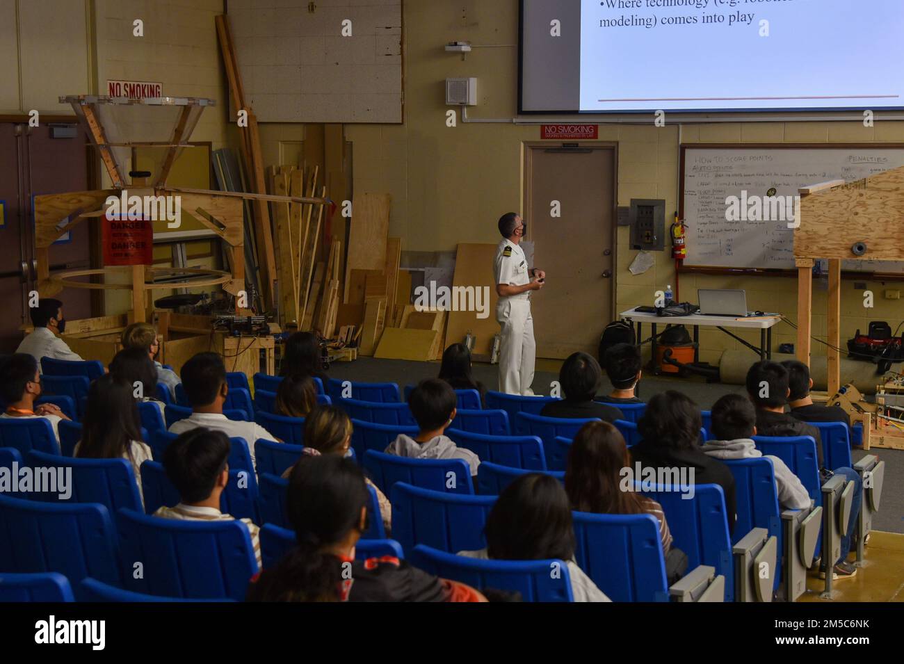 HONOLULU (28. Februar 2022) Cmdr. Ethan Fidel, Wartungsbeauftragter für Commander, USA Pacific Fleet, spricht mit STEM-Studenten (Science, Technology, Engineering, Mathematic) an der President William McKinley High School. Stockfoto