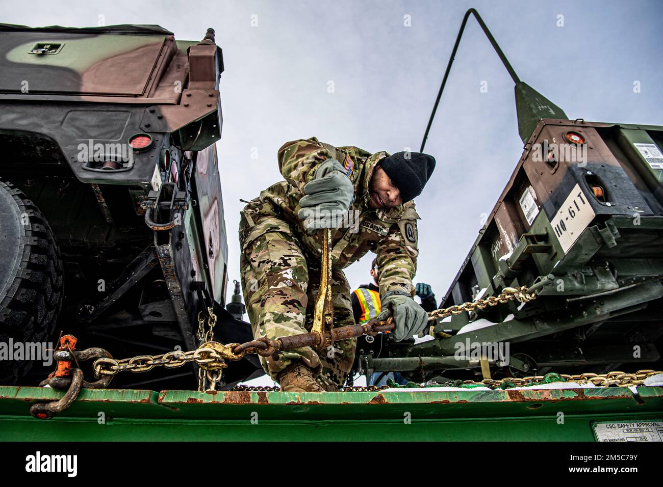 USA Army 1. LT. Jeffrey Tyson, ein Executive Officer des 1. Bataillons 265. Air Defense Artillery Regiment, entlädt einen Humvee in Vorbereitung auf die Übung Arctic Edge am Eielson Air Force Base, Alaska, 28. Februar 2022. Arctic Edge 2022 ist die größte gemeinsame Übung in Alaska. Neben Mitgliedern der kanadischen Streitkräfte werden etwa 1.000 US-Militärangehörige geschult. Stockfoto