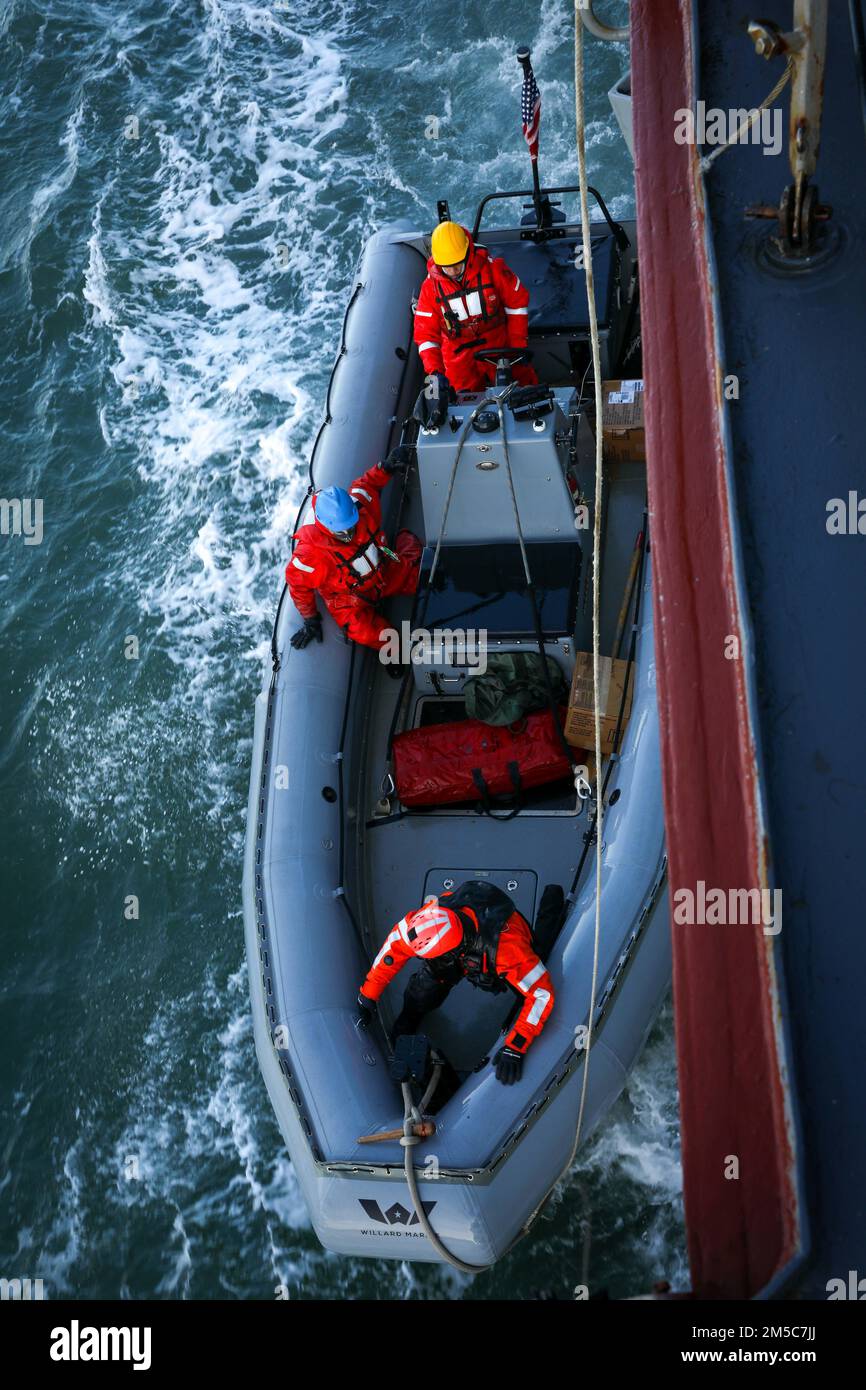 220228-N-EM691-1004 ATLANTISCHER OZEAN (28. Februar 2022) Seeleute, die dem Arleigh-Burke-Klasse-Guided-Missile Destroyer USS die Sullivans (DDG 68) zugeteilt sind, führen mit der USS Donald Cook (DDG 75) am 28. Februar 2022 kleine Bootsfahrten durch. Die Sullivans werden in das europäische Operationstheater entsandt und nehmen an einer Reihe von maritimen Aktivitäten zur Unterstützung der USA Teil Sechste Flotte und NATO-Alliierten. Stockfoto