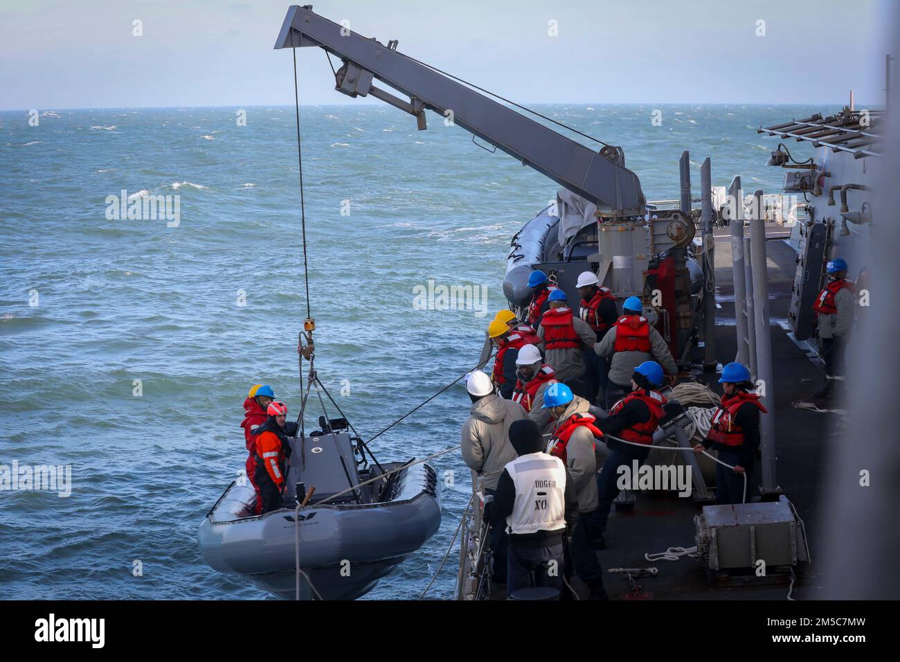 220228-N-EM691-1001 ATLANTISCHER OZEAN (28. Februar 2022) Seeleute, die dem Arleigh-Burke-Klasse-Guided-Missile Destroyer USS zugeteilt sind die Sullivans (DDG 68) betreiben kleine Boote, 28. Februar 2022. Die Sullivans werden in das europäische Operationstheater entsandt und nehmen an einer Reihe von maritimen Aktivitäten zur Unterstützung der USA Teil Sechste Flotte und NATO-Alliierten. Stockfoto