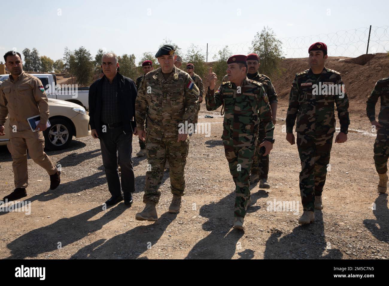 Brigg. Gen. Zrian Ismal, 18. Befehlshaber der Regionalgarde (RGB), führt Oberst Douglas, Teamkommandant des Joint Operations Command Advisor, durch den 18. RGB-Posten für mögliche Verbesserungen in Debaga, Irak, am 28. Februar 2022. Die beratende Funktion innerhalb der CJTF-OIR besteht darin, den Partnerkräften Orientierungshilfen zu langfristigen und strategischen Kampfprinzipien zu geben, die Funktionen wie nachrichtendienstliche Operationen, Nachhaltigkeit und Massenkommunikation unterstützen. Stockfoto