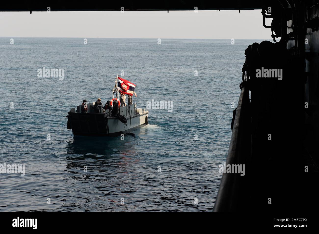 GOLF VON THAILAND (FEB 28, 2022) Ein Landungsfahrzeug und Personal der thailändischen Marine (LCVP) verlässt das Brunnendeck des Amphibientransportschiffes USS Green Bay (LPD 20) während Cobra Gold 22. Cobra Gold 22 ist die 41.-Iteration der Übung und bestätigt das Engagement der USA für die US-thailändische Allianz durch Operationen, die Anleihen stärken, Interoperabilität aufbauen, taktische Fähigkeiten verbessern und Know-how austauschen. Green Bay, Teil der USS America (LHA 6) Amphibious Ready Group, sowie die 31. Marine Expeditionary Unit (MEU), sind Teil der Task Force 76 Composite DEP Stockfoto