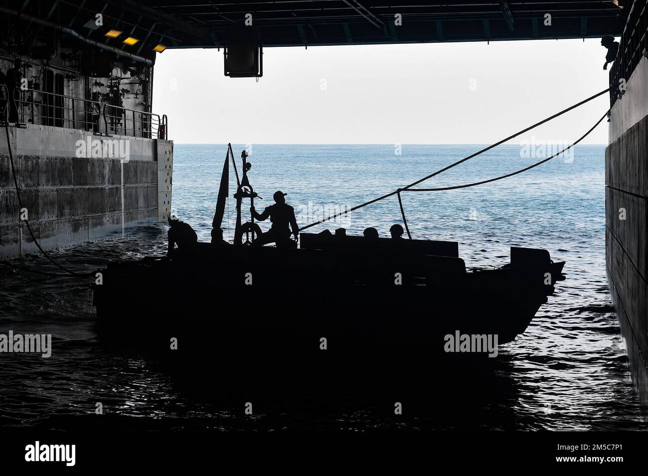 GOLF VON THAILAND (FEB 28, 2022) Ein Landungsfahrzeug und Personal der thailändischen Marine (LCVP) tritt während der Cobra Gold 22 in das Brunnendeck des Amphibientransportschiffes USS Green Bay (LPD 20) ein. Cobra Gold 22 ist die 41.-Iteration der Übung und bestätigt das Engagement der USA für die US-thailändische Allianz durch Operationen, die Anleihen stärken, Interoperabilität aufbauen, taktische Fähigkeiten verbessern und Know-how austauschen. Green Bay, Teil der USS America (LHA 6) Amphibious Ready Group, sowie die 31. Marine Expeditionary Unit (MEU), sind Teil der Task Force 76 Composite DEP Stockfoto