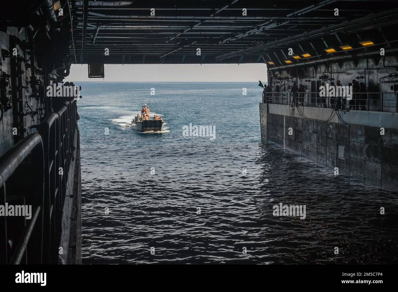 GOLF VON THAILAND (FEB 28, 2022) Ein Landungsfahrzeug und Personal der thailändischen Marine (LCVP) tritt während der Cobra Gold 22 in das Brunnendeck des Amphibientransportschiffes USS Green Bay (LPD 20) ein. Cobra Gold 22 ist die 41.-Iteration der Übung und bestätigt das Engagement der USA für die US-thailändische Allianz durch Operationen, die Anleihen stärken, Interoperabilität aufbauen, taktische Fähigkeiten verbessern und Know-how austauschen. Green Bay, Teil der USS America (LHA 6) Amphibious Ready Group, sowie die 31. Marine Expeditionary Unit (MEU), sind Teil der Task Force 76 Composite DEP Stockfoto