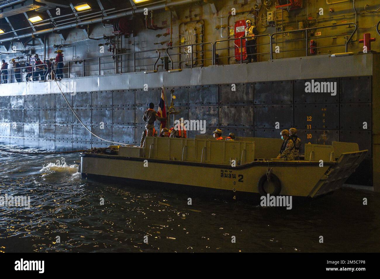 GOLF VON THAILAND (FEB 28, 2022) Ein Landungsfahrzeug und Personal der thailändischen Marine (LCVP) tritt während der Cobra Gold 22 in das Brunnendeck des Amphibientransportschiffes USS Green Bay (LPD 20) ein. Cobra Gold 22 ist die 41.-Iteration der Übung und bestätigt das Engagement der USA für die US-thailändische Allianz durch Operationen, die Anleihen stärken, Interoperabilität aufbauen, taktische Fähigkeiten verbessern und Know-how austauschen. Green Bay, Teil der USS America (LHA 6) Amphibious Ready Group, sowie die 31. Marine Expeditionary Unit (MEU), sind Teil der Task Force 76 Composite DEP Stockfoto