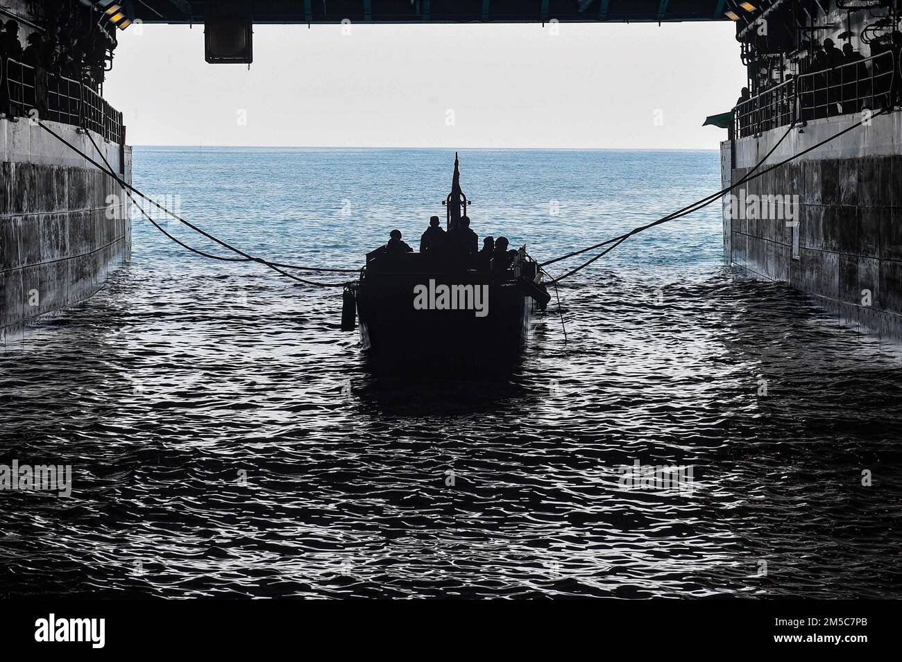 GOLF VON THAILAND (FEB 28, 2022) Ein Landungsfahrzeug und Personal der thailändischen Marine (LCVP) tritt während der Cobra Gold 22 in das Brunnendeck des Amphibientransportschiffes USS Green Bay (LPD 20) ein. Cobra Gold 22 ist die 41.-Iteration der Übung und bestätigt das Engagement der USA für die US-thailändische Allianz durch Operationen, die Anleihen stärken, Interoperabilität aufbauen, taktische Fähigkeiten verbessern und Know-how austauschen. Green Bay, Teil der USS America (LHA 6) Amphibious Ready Group, sowie die 31. Marine Expeditionary Unit (MEU), sind Teil der Task Force 76 Composite DEP Stockfoto