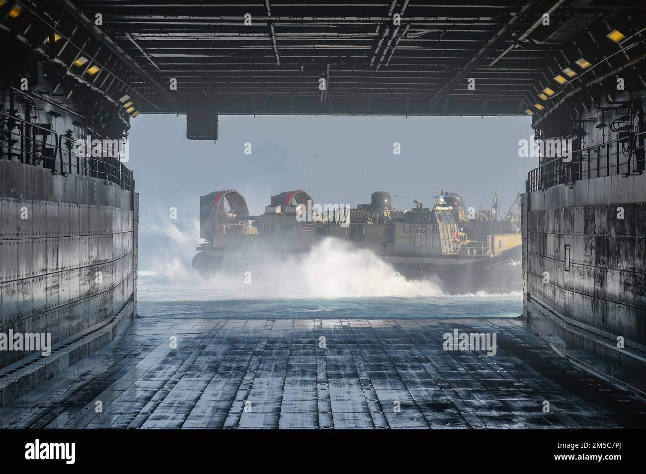 GOLF VON THAILAND (FEB 28, 2022) Während Cobra Gold 22 Verlässt Ein Landungsfahrzeug-Luftkissen (LCAC) das Brunnendeck des amphibischen Transportschiffes USS Green Bay (LPD 20). Cobra Gold 22 ist die 41.-Iteration der Übung und bestätigt das Engagement der USA für die US-thailändische Allianz durch Operationen, die Anleihen stärken, Interoperabilität aufbauen, taktische Fähigkeiten verbessern und Know-how austauschen. Green Bay, Teil der USS America (LHA 6) Amphibious Ready Group, sowie die 31. Marine Expeditionary Unit (MEU), sind Teil der Task Force 76, die Expeditio zusammenführt Stockfoto