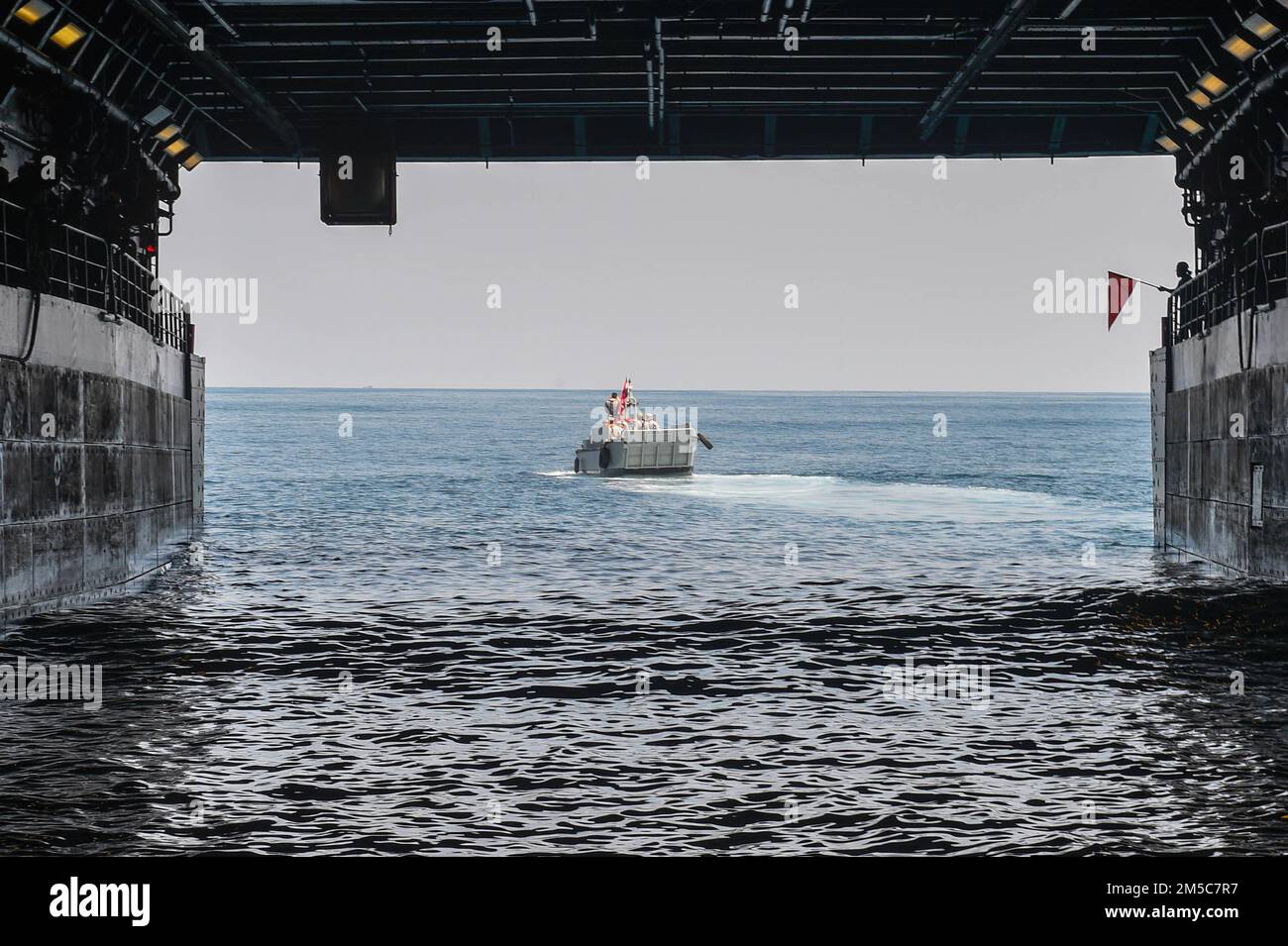 GOLF VON THAILAND (FEB 28, 2022) Ein Landungsfahrzeug und Personal der thailändischen Marine (LCVP) verlässt das Brunnendeck des Amphibientransportschiffes USS Green Bay (LPD 20) während Cobra Gold 22. Cobra Gold 22 ist die 41.-Iteration der Übung und bestätigt das Engagement der USA für die US-thailändische Allianz durch Operationen, die Anleihen stärken, Interoperabilität aufbauen, taktische Fähigkeiten verbessern und Know-how austauschen. Green Bay, Teil der USS America (LHA 6) Amphibious Ready Group, sowie die 31. Marine Expeditionary Unit (MEU), sind Teil der Task Force 76 Composite DEP Stockfoto