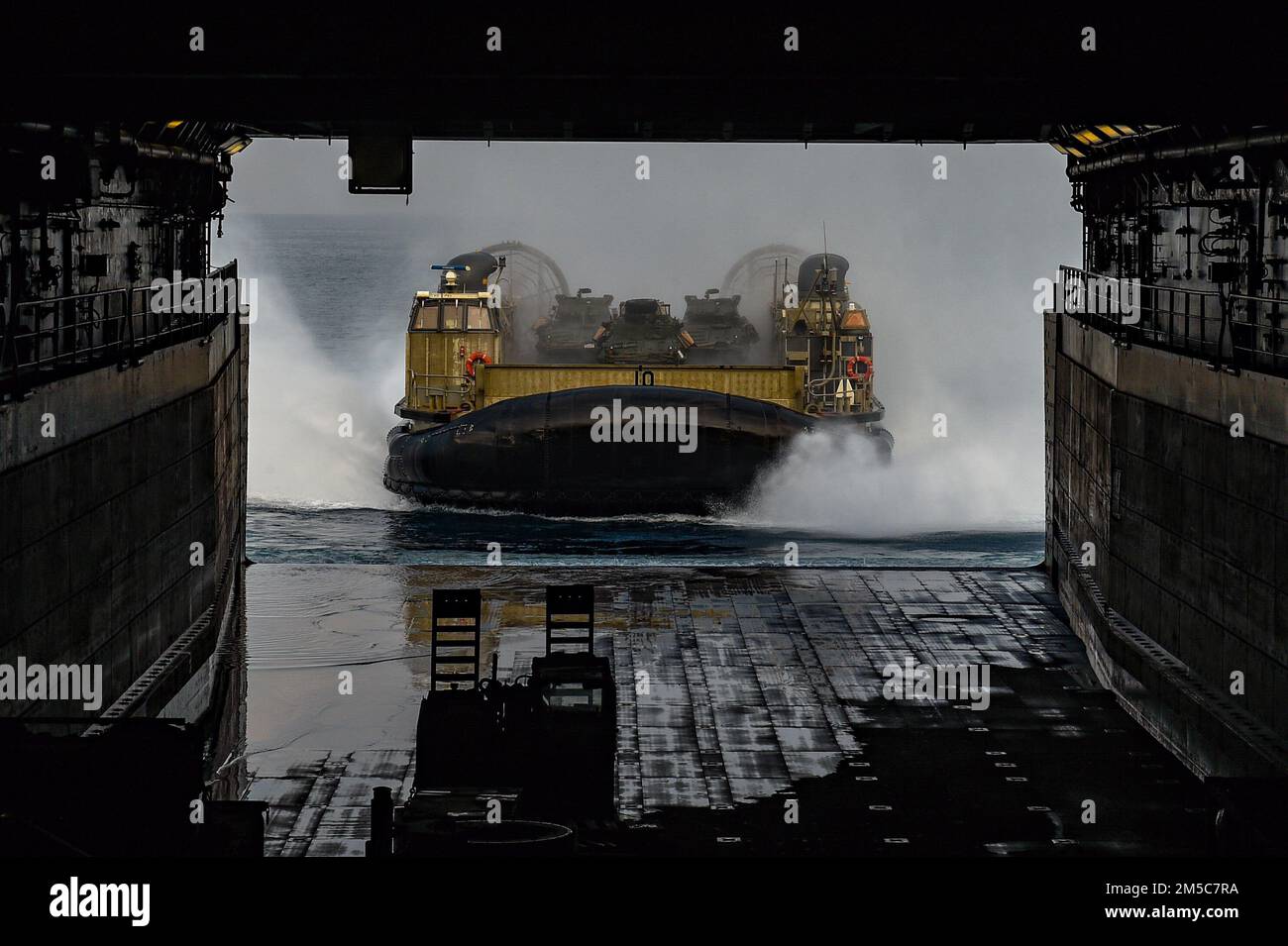 GOLF VON THAILAND (FEB 28, 2022) Während Cobra Gold 22 Dringt Ein Landungsfahrzeug-Luftkissen (LCAC) in das Brunnendeck des amphibischen Transportschiffes USS Green Bay (LPD 20) ein. Cobra Gold 22 ist die 41.-Iteration der Übung und bestätigt das Engagement der USA für die US-thailändische Allianz durch Operationen, die Anleihen stärken, Interoperabilität aufbauen, taktische Fähigkeiten verbessern und Know-how austauschen. Green Bay, Teil der USS America (LHA 6) Amphibious Ready Group, sowie die 31. Marine Expeditionary Unit (MEU), sind Teil der Task Force 76, die Expeditio zusammenführt Stockfoto