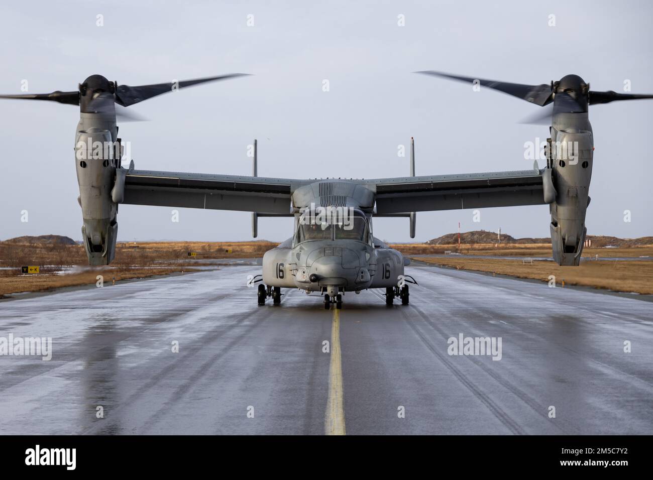 USA Marines mit 2. Marine Aircraft Wing, II Marine Expeditionary Force bereiten sich auf den Start in einem MV-22B Osprey auf dem norwegischen Luftwaffenstützpunkt Bodø, Norwegen, 28. Februar 2022 vor. Übung Cold Response ’22 ist eine alle zwei Jahre stattfindende Übung in ganz Norwegen, an der sich jeder seiner Militärdienste sowie 26 weitere alliierte Nationen und regionale Partner der Nordatlantikvertrags-Organisation (NATO) beteiligen. Stockfoto