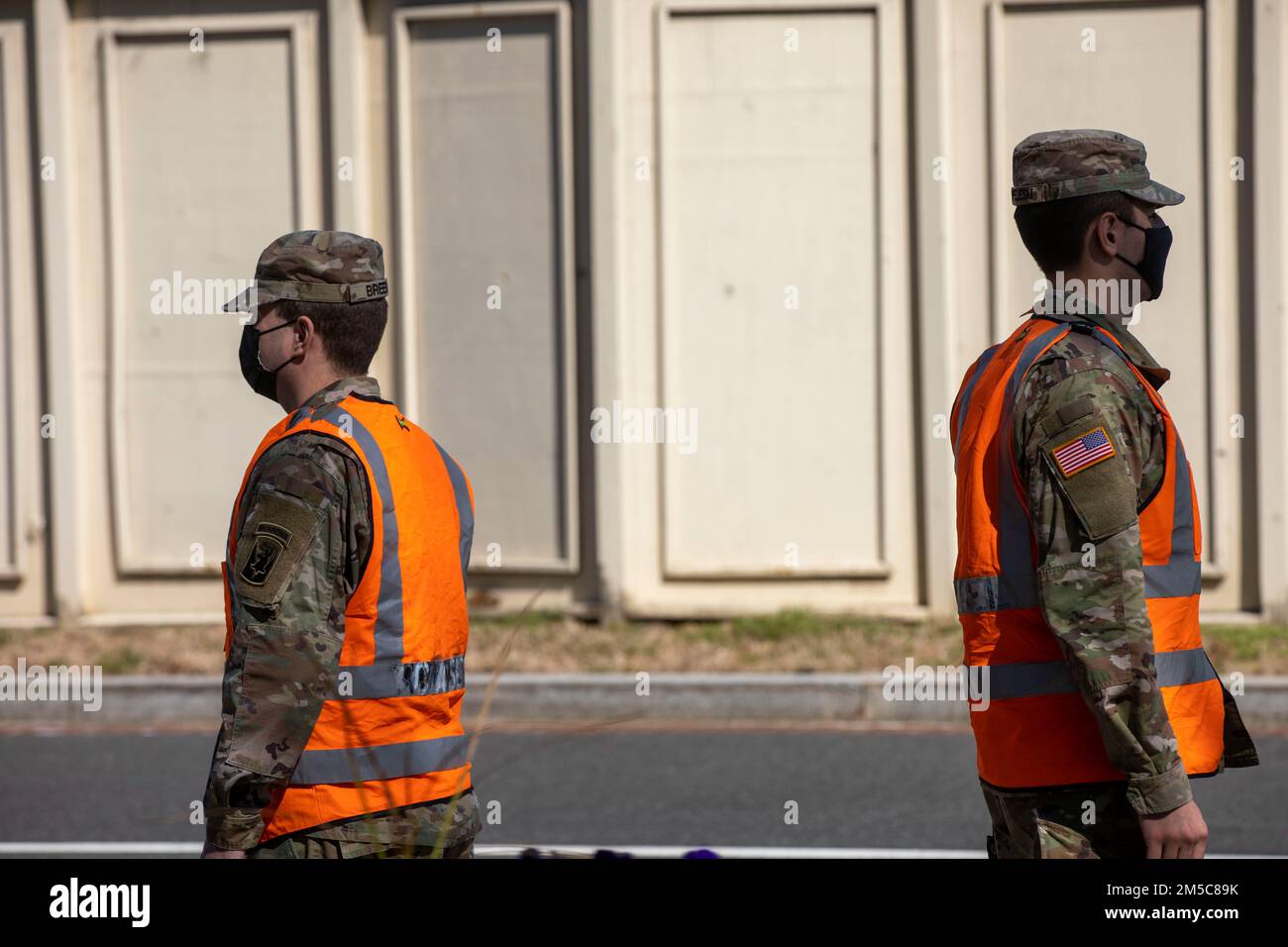 Soldaten der Nationalgarde von Vermont leisten Hilfe in den USA Von der Capitol Police (USCP) ausgewiesener Verkehrskontrollpunkt in Washington, D.C., am 28. Februar 2022. Die Nationalgarde wurde aktiviert, um das District of Columbia Metropolitan Police Department und das USCP bei der Verkehrskontrolle zu unterstützen, in Erwartung der Demonstrationen des Ersten Zusatzes in der Stadt. Stockfoto