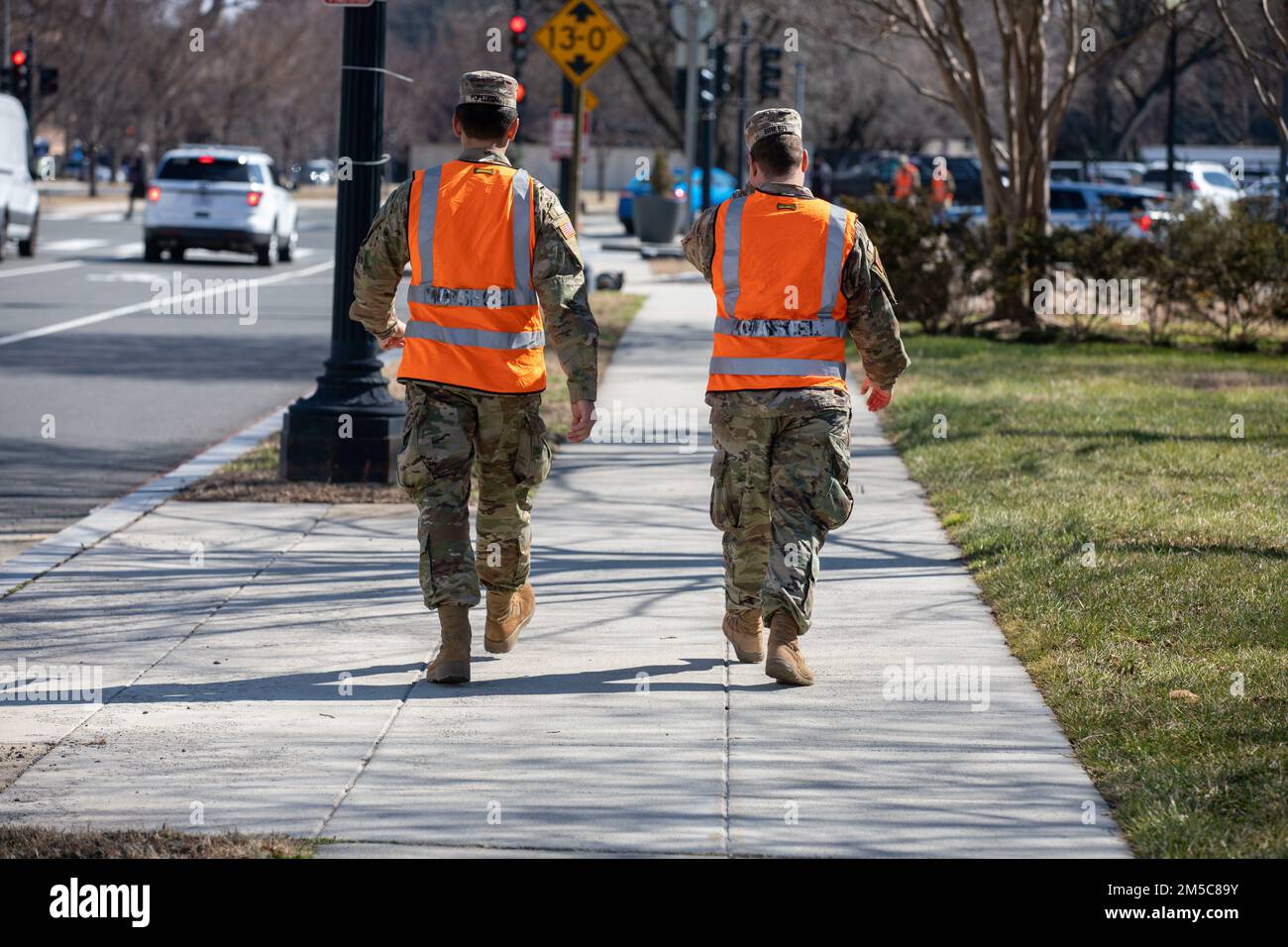 Soldaten der Nationalgarde von Vermont leisten Hilfe in den USA Von der Capitol Police (USCP) ausgewiesener Verkehrskontrollpunkt in Washington, D.C., am 28. Februar 2022. Die Nationalgarde wurde aktiviert, um das District of Columbia Metropolitan Police Department und das USCP bei der Verkehrskontrolle zu unterstützen, in Erwartung der Demonstrationen des Ersten Zusatzes in der Stadt. Stockfoto