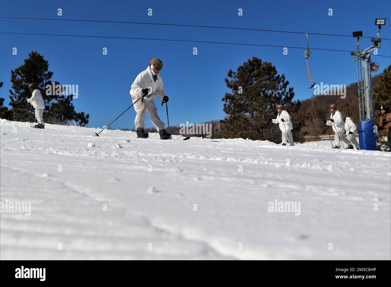 Studierende und Mitarbeiter des Fort McCoy Cold-Weather Operations Course (CWOC) Klasse 22-02 absolvieren eine umfassende Einführungs- und Einführungsschulung zum Skifahren am 28. Februar 2022 im Skigebiet Whitetail Ridge in Fort McCoy, Wisconsin. Neben dem Skifahren werden die CWOC-Schüler in einer Vielzahl von Themen für kaltes Wetter geschult, einschließlich Schneeschuhtraining sowie der Verwendung von ahkio Schlitten und anderer Ausrüstung. Die Schulung konzentriert sich auch auf die Analyse von Gelände und Wetter, Risikomanagement, Kleidung für kaltes Wetter, die Entwicklung von winterlichen Kampfpositionen auf dem Feld, Tarnung und Verstecken sowie zahlreiche andere Bereiche, die es zu kennen gilt i Stockfoto