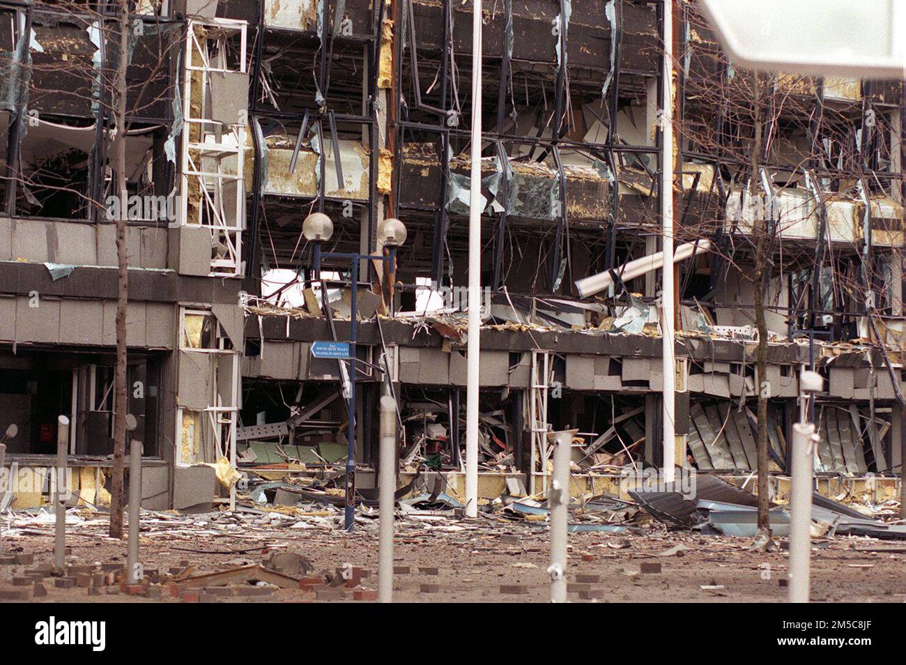 Aktenfoto vom 11/02/96 eines zerstörten Büroblocks in Londons South Quays Station in den Docklands, nach einer Bombenexplosion der IRA in der Gegend. Der ehemalige britische Premierminister Boris Johnson drängte die irische Regierung, einen "harten" Ansatz für den nordirischen Friedensprozess zu verfolgen und "die Nationalisten in die Hölle gehen lassen", wie neu deklassifizierte Dokumente zeigen. Ausgabedatum: Mittwoch, 28. Dezember 2022. Stockfoto