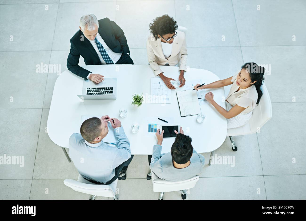 Jedes Mitglied trägt auf einzigartige Weise zum Ziel bei. Ein Foto aus dem Blickwinkel einer Gruppe von Geschäftsleuten, die ein Meeting haben. Stockfoto