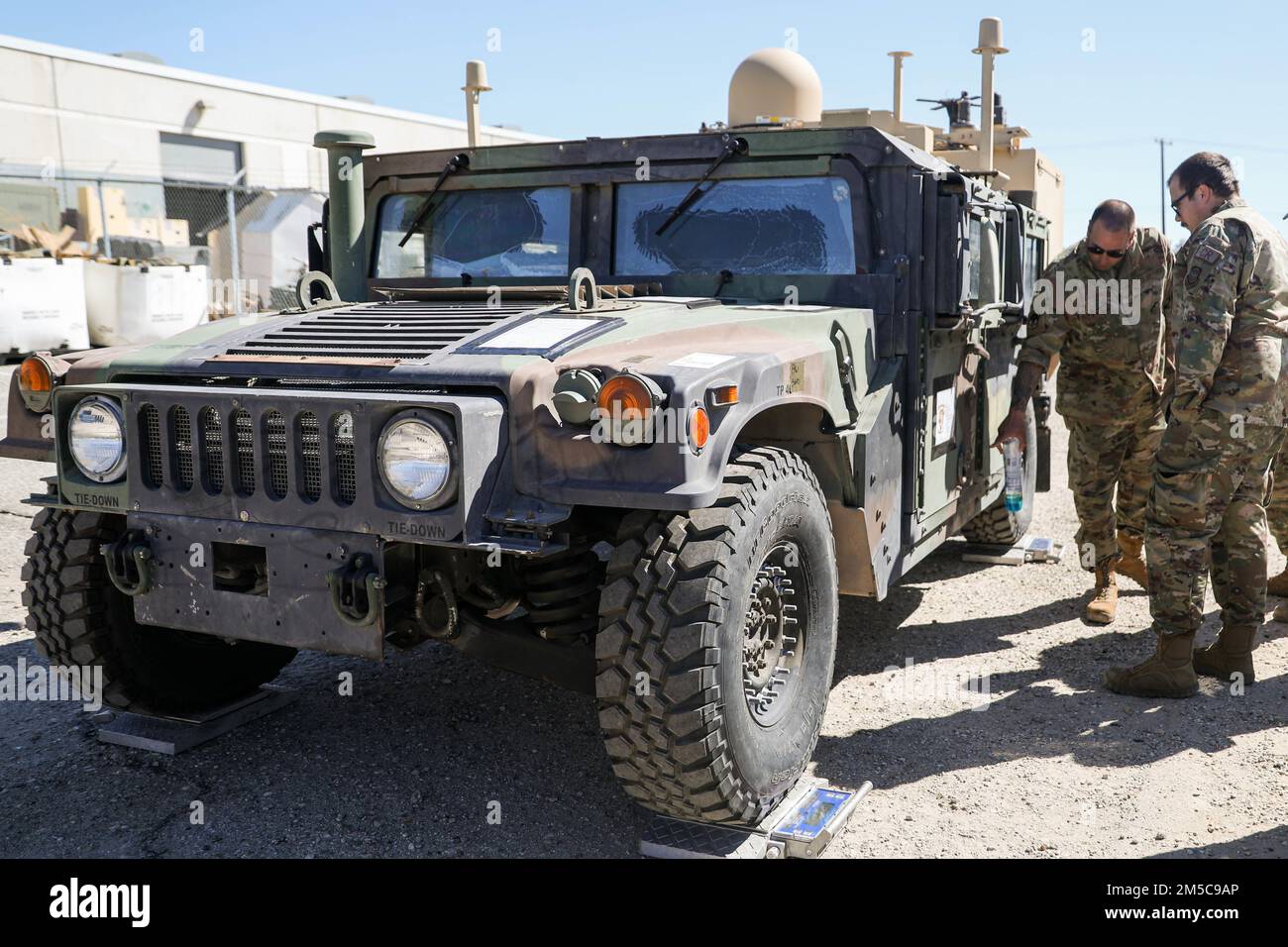 USA Air Force Airmen mit 821. Notfalleinsatzgeschwader inspizieren einen Humvee, der dem 7. Marineregiment, 1. Marine Division, zugeteilt wurde, um eine Übung nach dem Kommando im Marine Corps Air Ground Combat Center Twentynine Palms, Kalifornien, vorzubereiten, 28. Februar 2022. Diese Entwicklung bot den Marines die Möglichkeit, die Einrichtung eines Regimentshauptquartiers zu üben, um Kommando und Kontrolle von verteilten Standorten aus zu ermöglichen. Stockfoto