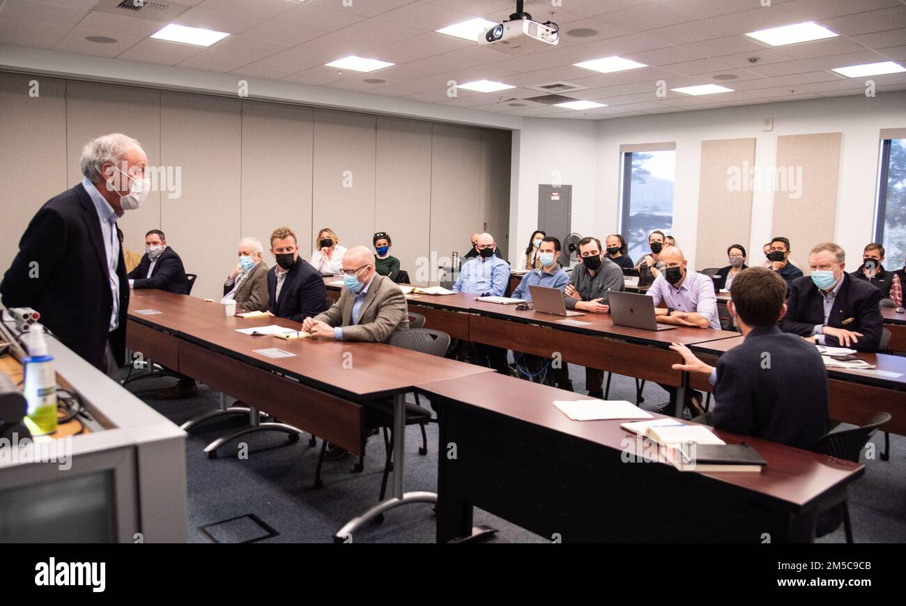 Nobelpreisträger Roger Myerson hält einen informellen Gastvortrag für NPS-Studenten und -Dozenten in der Abteilung Defense Analysis (da), Februar 28. Myerson sprach über seine Forschung in der Spieltheorie und ihre Anwendung auf Konfliktstudien sowie über NPS-Forschung in Studien zur Statusförderung und Stabilisierung. Stockfoto