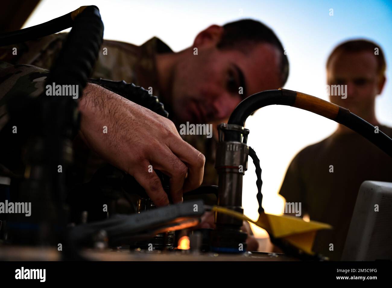 Airman 1., Klasse Xavier Judice-Colon, 20. Ausrüstungswartungsgeschwader, Besatzungsmitglied für konventionelle Munition, bereitet sich darauf vor, den Kontrollabschnitt einer Bombe zu testen und zu installieren, die am Shaw Air Force Base, South Carolina, am 28. Februar 2022 gebaut wurde. Die Flugbesatzung von 20. EMS Munitions verfeinerte ihre Fähigkeiten beim Bau einer 500 kg schweren GPS-geführten intelligenten Bombe und trainierte, wie die Führungssteuerung getestet und installiert und die Schienen an der Nase des Bombenkörpers angebracht werden. Stockfoto