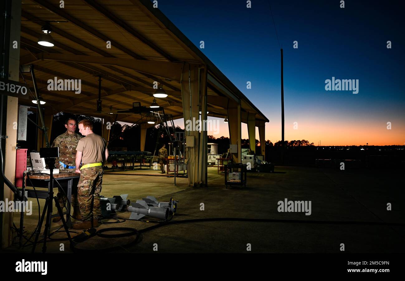 20. Ausrüstungswartungsschwadron Conventional Munitions Airmen las einen technischen Auftrag, bevor sie eine Bombe am Shaw Air Force Base, South Carolina, bauten, am 28. Februar 2022. Der Bau der 500 kg schweren GPS-gesteuerten intelligenten Bombe half den Airmen dabei, ihre Fähigkeiten zu verbessern und gleichzeitig die Besonderheiten einer kompletten Bombenbaugruppe zu erlernen. Stockfoto