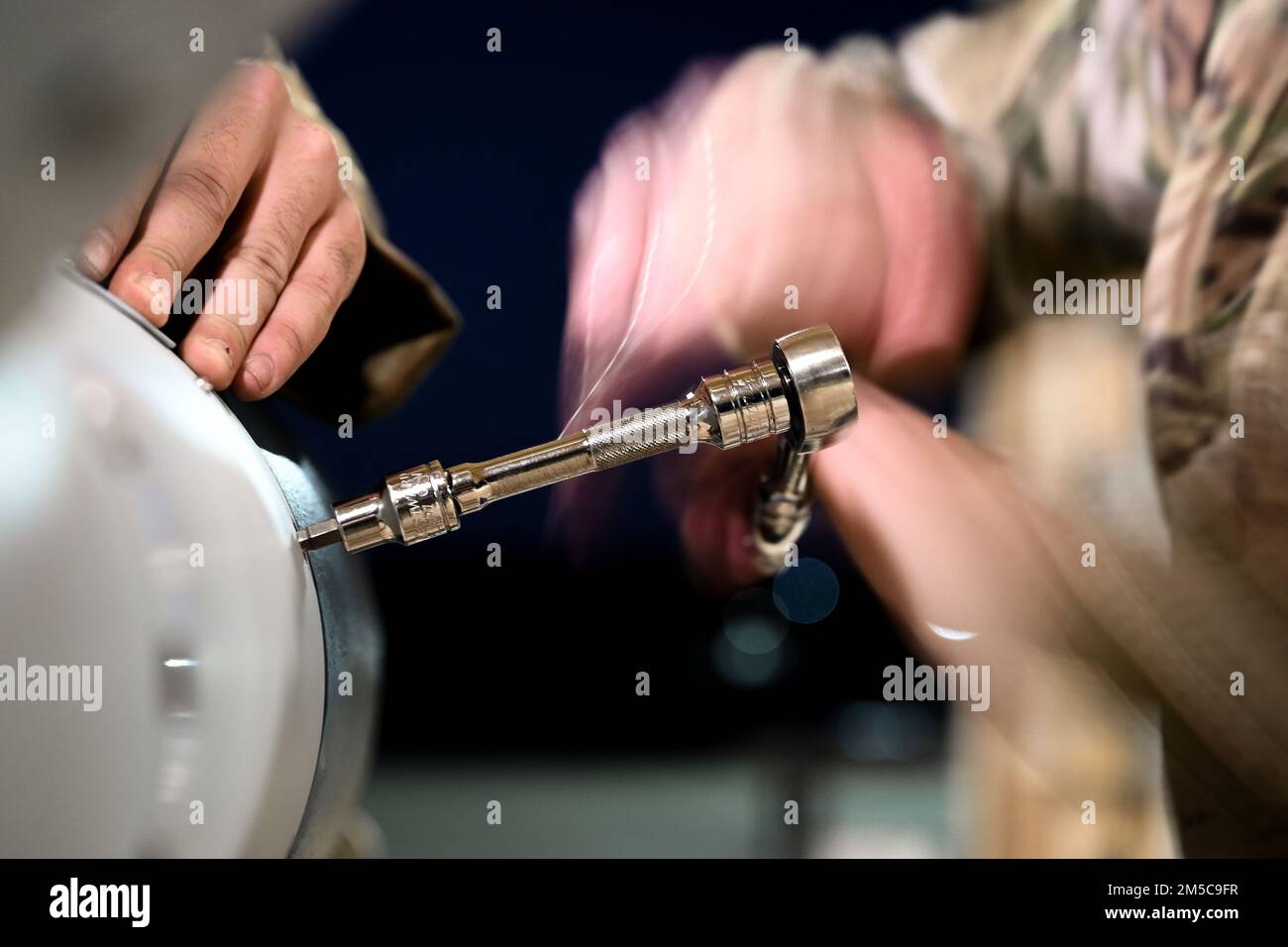 Airman 1., Klasse Samantha Belleville-Young, 20. Equipment Maintenance Squadron, Crew-Mitglied der konventionellen Munition, zieht eine Schraube fest, während er eine Bombe am Shaw Air Force Base, South Carolina, baut, 28. Februar 2022. Der Bau der 500 kg schweren GPS-gesteuerten intelligenten Bombe half den Airmen dabei, ihre Fähigkeiten zu verbessern und gleichzeitig die Besonderheiten einer kompletten Bombenbaugruppe zu erlernen. Stockfoto