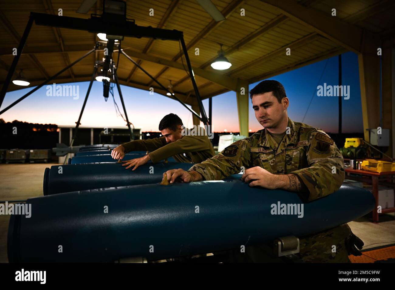 Airman Ethan Elias, 20. Equipment Maintenance Squadron Conventional Munitions Crew Mitglied, trainiert für den Betrieb eines Bombenbaus auf der Shaw Air Force Base, South Carolina, 28. Februar 2022. Die Flugbesatzung von 20. EMS Munitions verfeinerte ihre Fähigkeiten beim Bau einer 500 kg schweren GPS-geführten intelligenten Bombe und trainierte, wie die Führungssteuerung getestet und installiert und die Schienen an der Nase des Bombenkörpers angebracht werden. Stockfoto