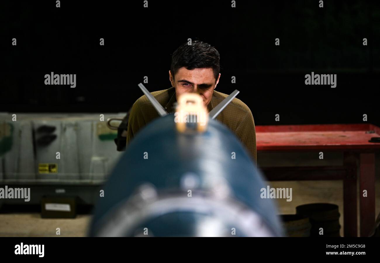 Senior Airman Joshua Jones, 20. Equipment Maintenance Squadron Conventional Munitions Maintenance Crew Chief, trainiert Airmen, wie ein erfolgreicher Bombenbau am Shaw Air Force Base, South Carolina, am 28. Februar 2022 fertiggestellt werden kann. Die Flugbesatzung von 20. EMS Munitions verfeinerte ihre Fähigkeiten beim Bau einer 500 kg schweren GPS-geführten intelligenten Bombe und trainierte, wie die Führungssteuerung getestet und installiert und die Schienen an der Nase des Bombenkörpers angebracht werden. Stockfoto