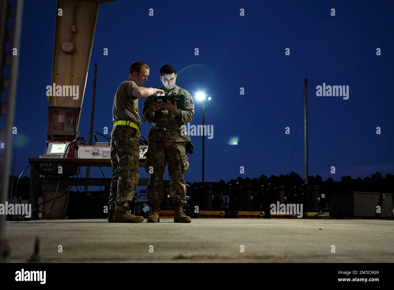 20. Ausrüstungswartungsschwadron Conventional Munitions Airmen las einen technischen Auftrag, bevor sie eine Bombe am Shaw Air Force Base, South Carolina, bauten, am 28. Februar 2022. Der Bau der 500 kg schweren GPS-gesteuerten intelligenten Bombe half den Airmen dabei, ihre Fähigkeiten zu verbessern und gleichzeitig die Besonderheiten einer kompletten Bombenbaugruppe zu erlernen. Stockfoto