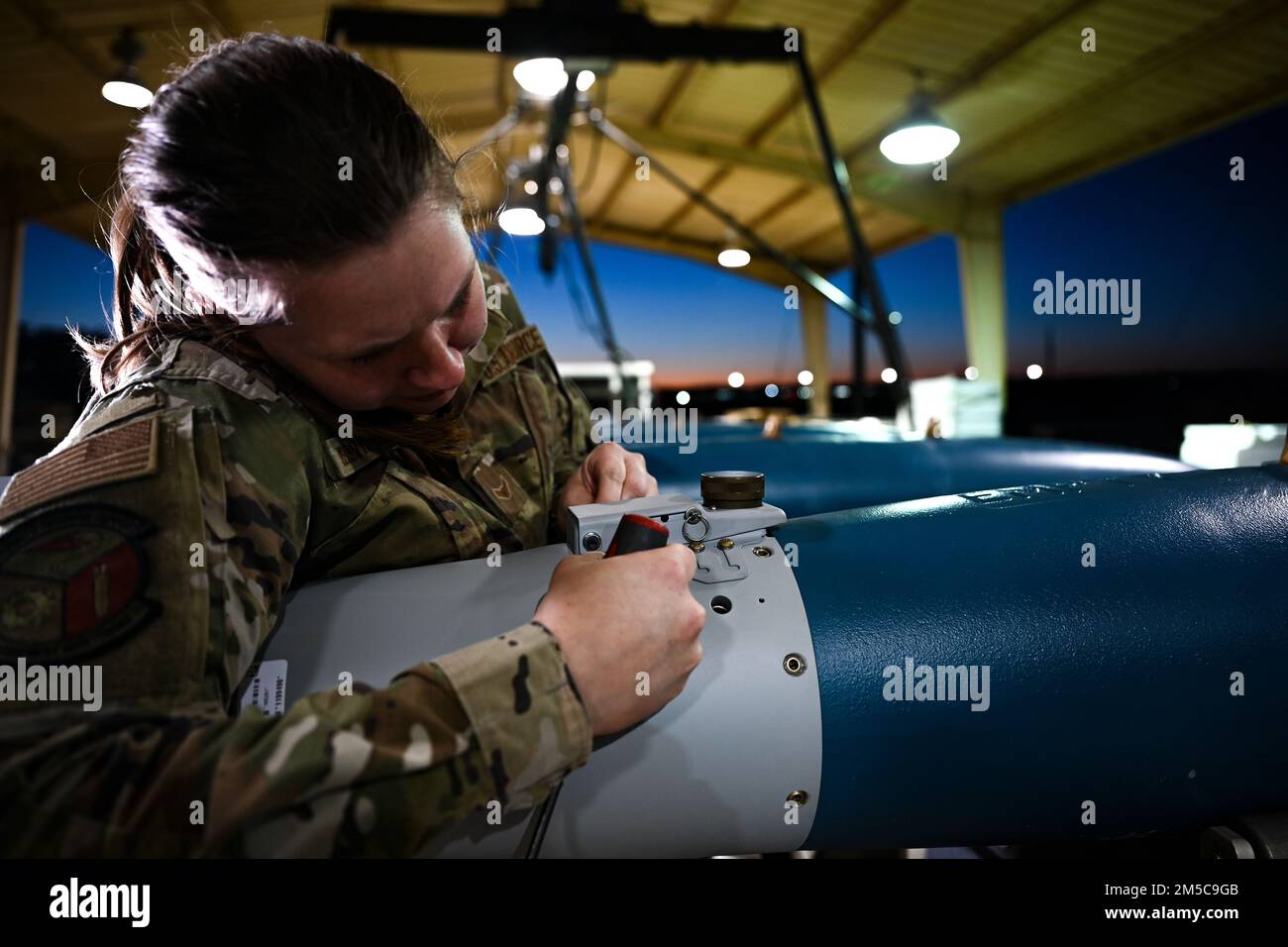 Airman 1. Class Samantha Belleville-Young, 20. Equipment Maintenance Squadron Conventional Munitions Crew Member, zieht eine Schraube fest, während er am Shaw Air Force Base, South Carolina, am 28. Februar 2022 eine Bombe baut. Der Bau der 500 kg schweren GPS-gesteuerten intelligenten Bombe half den Airmen dabei, ihre Fähigkeiten zu verbessern und gleichzeitig die Besonderheiten einer kompletten Bombenbaugruppe zu erlernen. Stockfoto