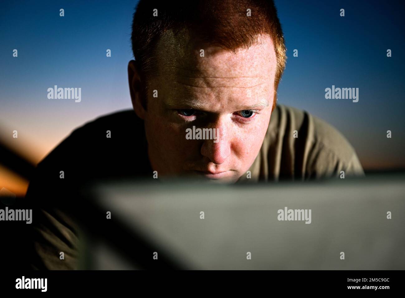 USA Air Force Staff Sergeant Jacob Diorio, 20. Equipment Maintenance Squadron Conventional Munitions Maintenance Crew Chief, liest einen technischen Auftrag vor dem Bau einer Bombe auf der Shaw Air Force Base, South Carolina, 28. Februar 2022. Die Flugbesatzung von 20. EMS Munitions verfeinerte ihre Fähigkeiten beim Bau einer 500 kg schweren GPS-geführten intelligenten Bombe und trainierte, wie die Führungssteuerung getestet und installiert und die Schienen an der Nase des Bombenkörpers angebracht werden. Stockfoto