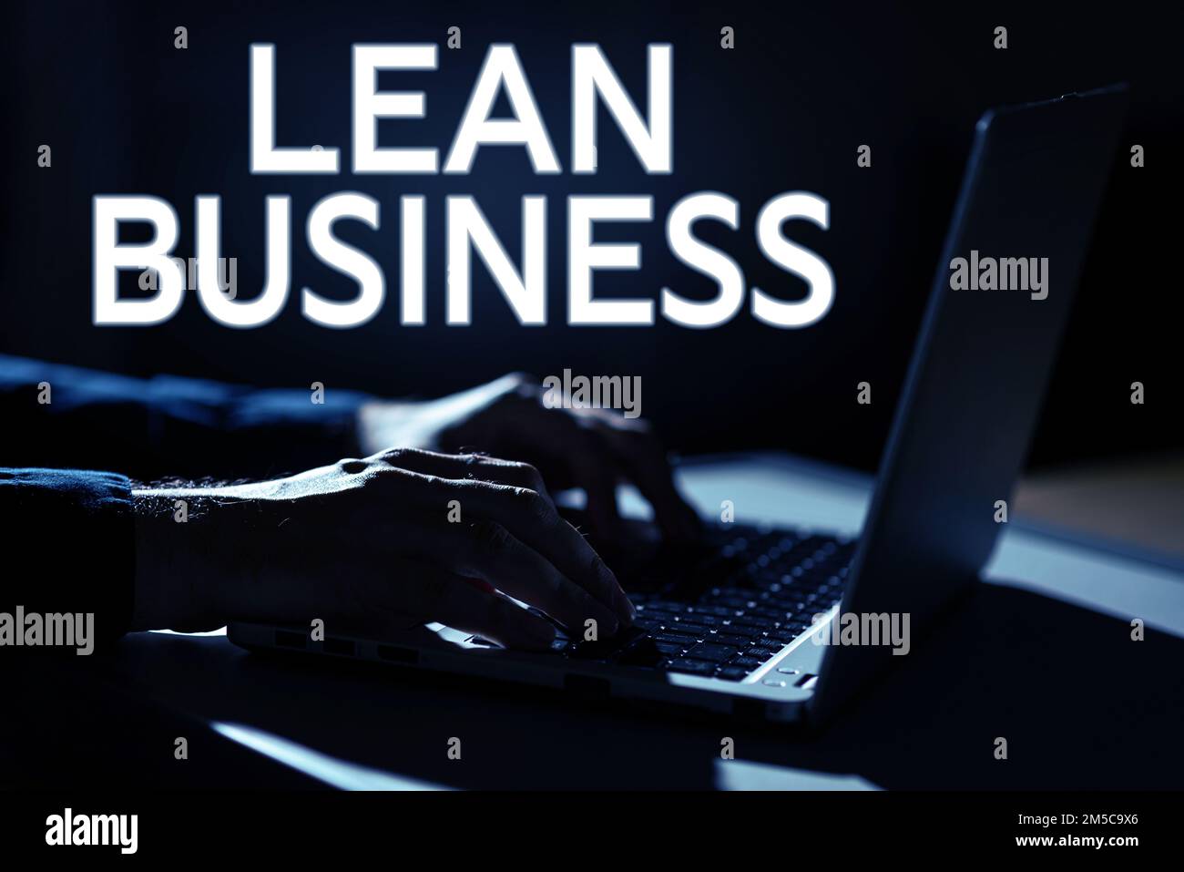 Schild mit der Aufschrift Lean Business. Verbesserung der Geschäftsidee zur Minimierung von Verschwendung ohne Einbußen bei der Produktivität Stockfoto