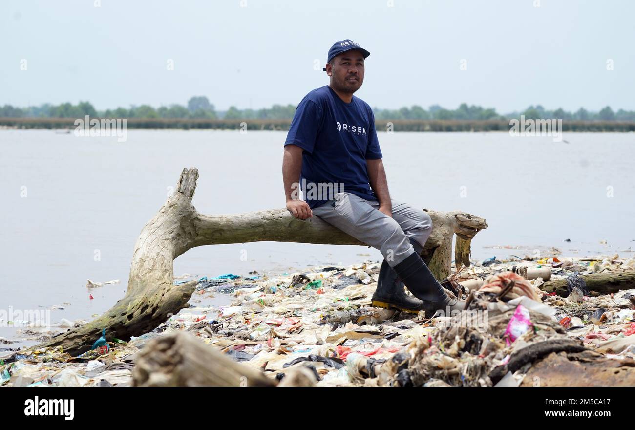 Zuvor nicht ausgestelltes Foto vom 04.11/22 eines Arbeiters der dänischen Firma ReSea Project, der Kunststoffabfälle aus dem Meer in Indonesien sammelt. Weintrinker im Vereinigten Königreich haben dazu beigetragen, das Äquivalent von 10 Millionen Plastikflaschen aus einem der weltweit am stärksten verschmutzten Meere zu entfernen. Ausgabedatum: Mittwoch, 28. Dezember 2022. Stockfoto