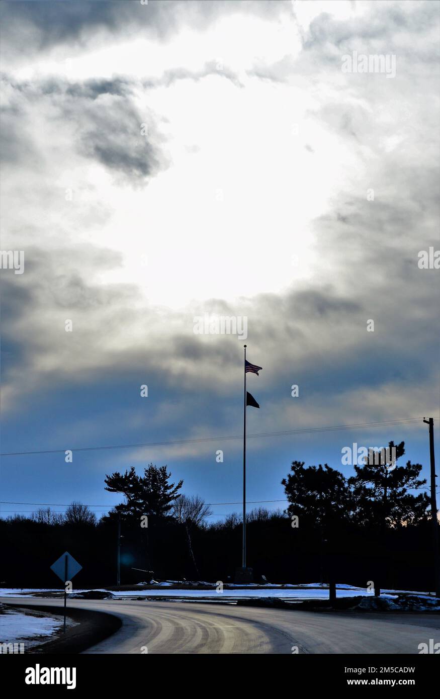 Am 28. Februar 2022 in Fort McCoy, Wisconsin, wird die amerikanische Flagge auf dem Flaggenmast der Garnison gezeigt. Im Herzen des oberen Mittleren Westens gelegen, ist Fort McCoy das einzige US-amerikanische Unternehmen Armee-Einrichtung in Wisconsin. Seit 1984 bietet die Anlage Unterstützung und Einrichtungen für die Schulung von mehr als 100.000 Militärangehörigen aus allen Bereichen im Feld und im Unterricht. Erfahren Sie mehr über Fort McCoy online unter https://home.army.mil/mccoy, auf Facebook durch die Suche nach „ftmccoy“ und auf Twitter durch die Suche nach „usagmccoy“. Stockfoto