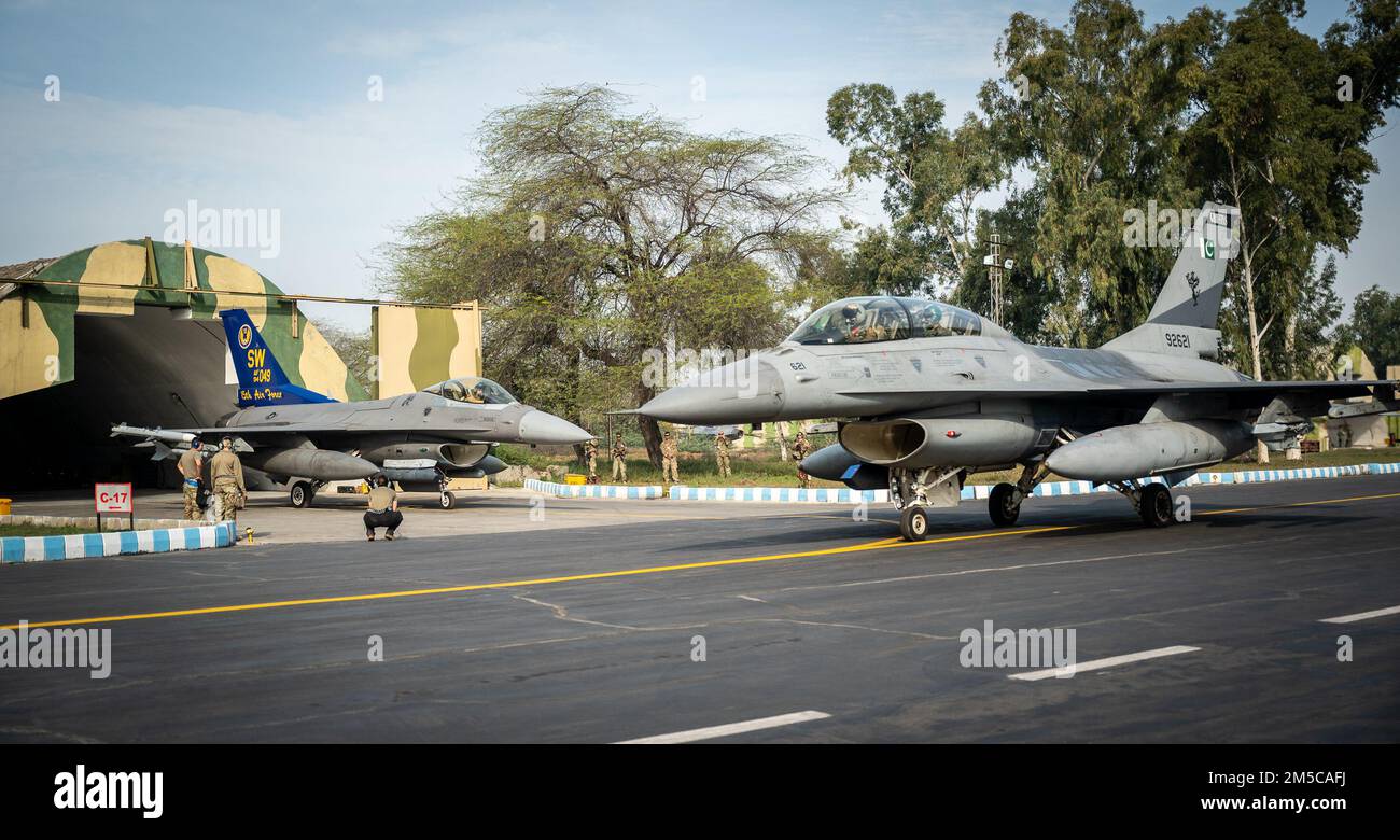 US-amerikanische und pakistanische Air Force F-16s-Flugzeuge starten am 28. Februar 2022 für eine Trainingseinheit an einer PAF-Einsatzbasis. Falcon Talon 2022, eine Agile Combat Employment Operation, ist die erste bilaterale Schulungsveranstaltung zwischen den Vereinigten Staaten und Pakistan seit 2019. Stockfoto
