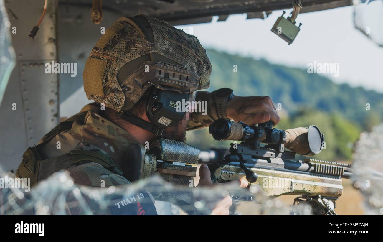 Soldaten aus verschiedenen Ländern nahmen am 8. August 2022 am „Mogadischu“-Abschnitt des European Best Sniper Competition 2022 in der Trainingszone Hohenfels Teil. 36 Scharfschützenteams aus 18 Alliierten- und Partnerländern treten acht Tage lang gegen den Titel „Bestes Sniper-Team in Europa“ an. Stockfoto