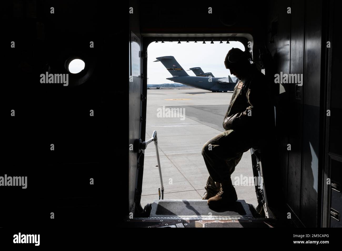 Ein Flugmann, der dem 911. Airlift Wing zugeteilt wurde, wartet darauf, seinen Teil der Vorflugkontrolle eines C-17 Globemaster III an der Pittsburgh International Airport Air Reserve Station, Pennsylvania, 1. März 2022, zu beginnen. Vor jedem Flug werden an Luftfahrzeugen Vorfluginspektionen durchgeführt, um die Einsatzbereitschaft und Betriebsbereitschaft sicherzustellen. Stockfoto