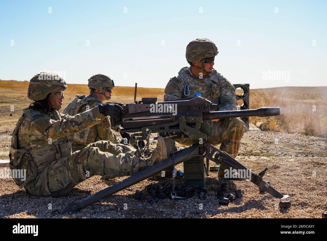 Ein Soldat mit Batterie C, 2. Bataillon, 77. Artillerie-Regiment, 2. Stryker-Brigade-Kampfteam, 4. Infanterie-Division feuert den MK-19-Grenade-Abschuss ab. März 1 in Fort Carson, Colorado. Die Soldaten der Kriegspferdbrigade halten ihre Bereitschaft aufrecht, indem sie das ganze Jahr über an Reihen und Übungen teilnehmen. Stockfoto
