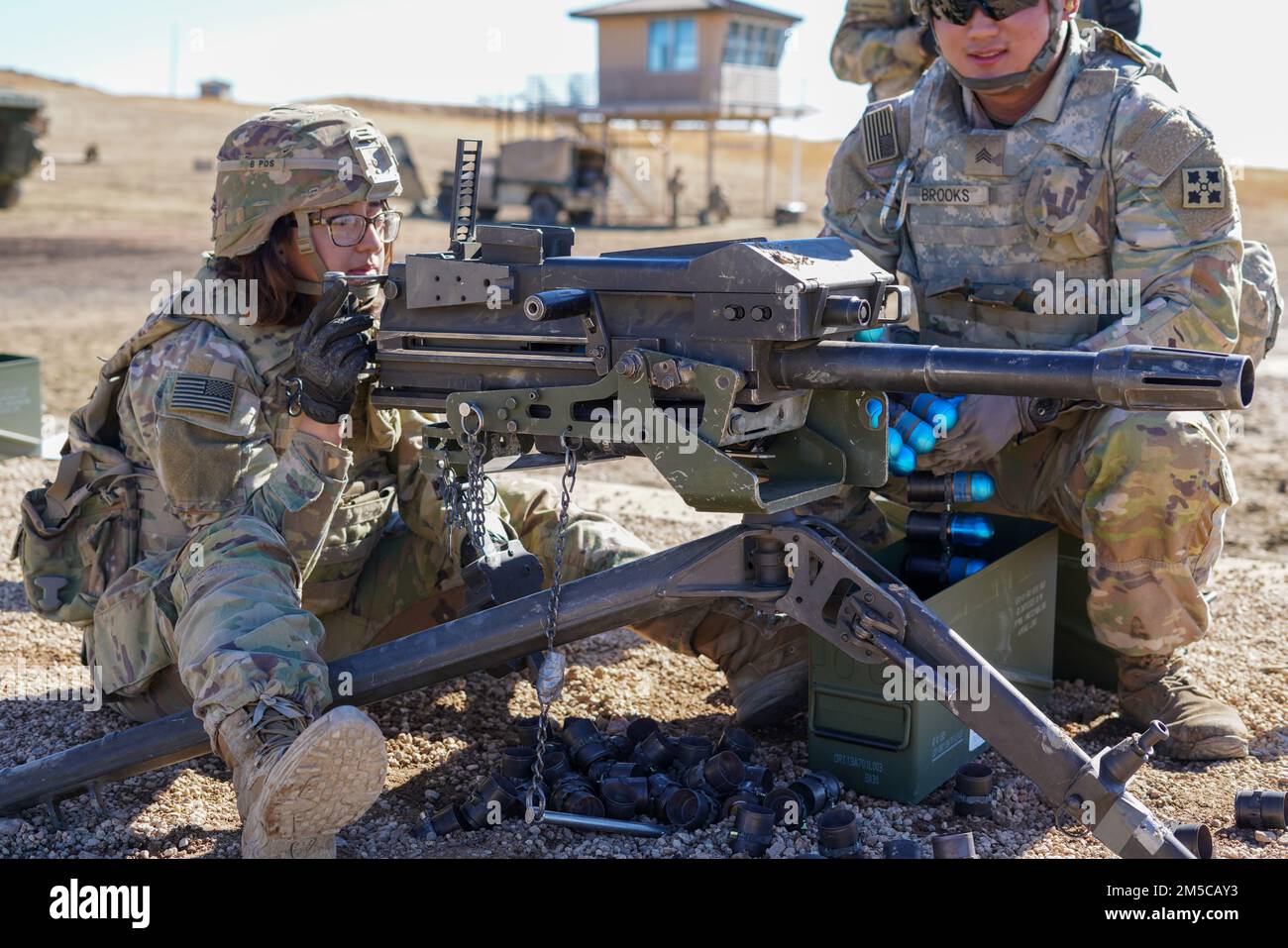 Ein Soldat mit Batterie C, 2. Bataillon, 77. Artillerie-Regiment, 2. Stryker-Brigade-Kampfteam, 4. Infanterie-Division zielt auf MK-19-Grenade-Abschussvorrichtung am 1. März in Fort Carson, Colorado. Die Soldaten der Kriegspferdbrigade halten ihre Bereitschaft aufrecht, indem sie das ganze Jahr über an Reihen und Übungen teilnehmen. Stockfoto