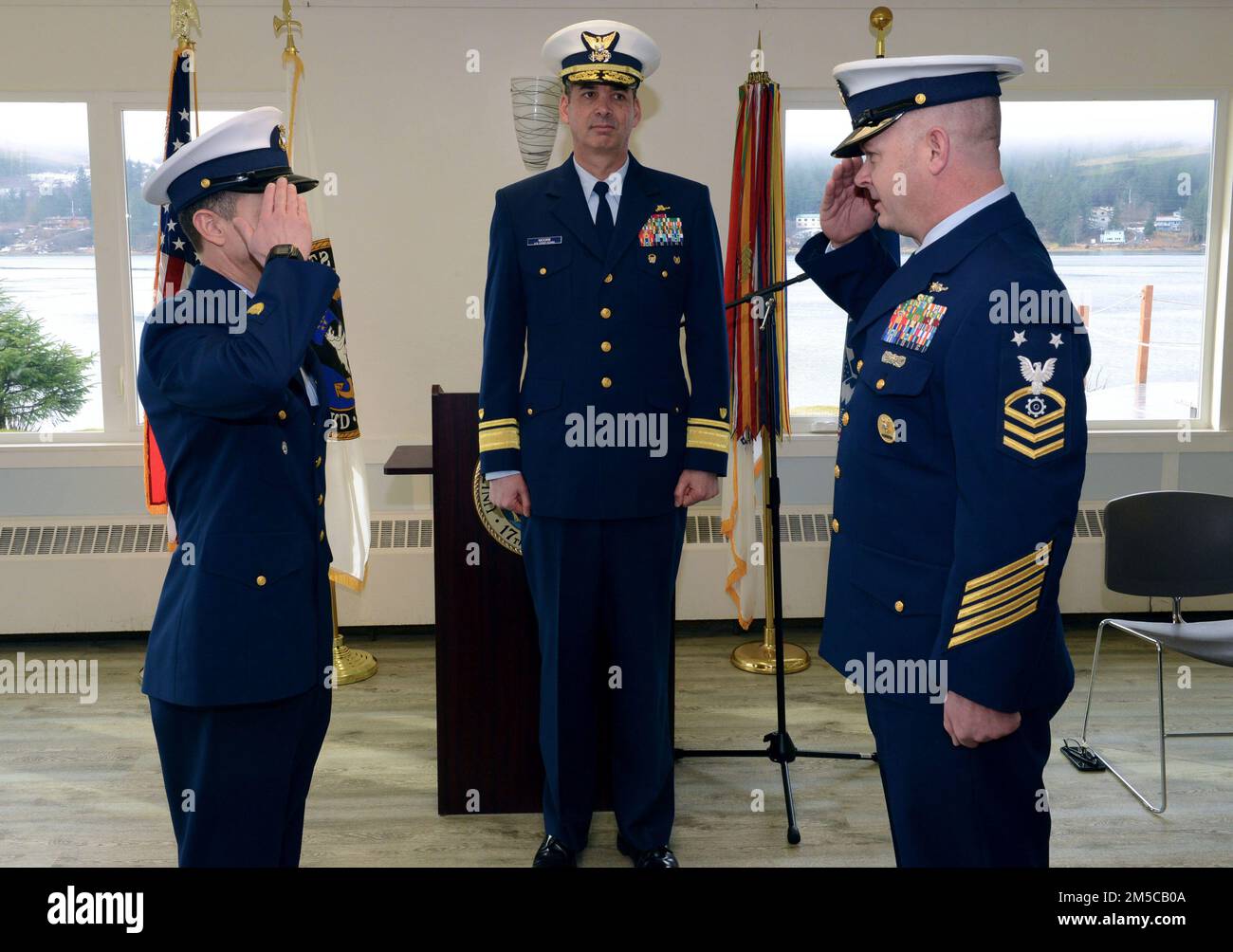 Der Oberstleutnant Phillip Waldron hat den Oberstleutnant Corey Sidlo während einer Wachablösung im Juneau Yacht Club in Juneau, Alaska, am 1. März 2022 als Oberbefehlshaber der Küstenwache von 17. abgelöst. Die Zeremonie zum Wachwechsel unter dem Vorsitz von Rear ADM. Nathan Moore, Befehlshaber des 17. Bezirks, ist eine altehrwürdige Tradition und gewährleistet die Kontinuität der Führung im Zuständigkeitsbereich des Bezirks. Waldron wird die Hauptverantwortung für die Beratung des Befehlshabers des 17. Bezirks in Fragen und Initiativen der gesamten Küstenwache übernehmen Stockfoto