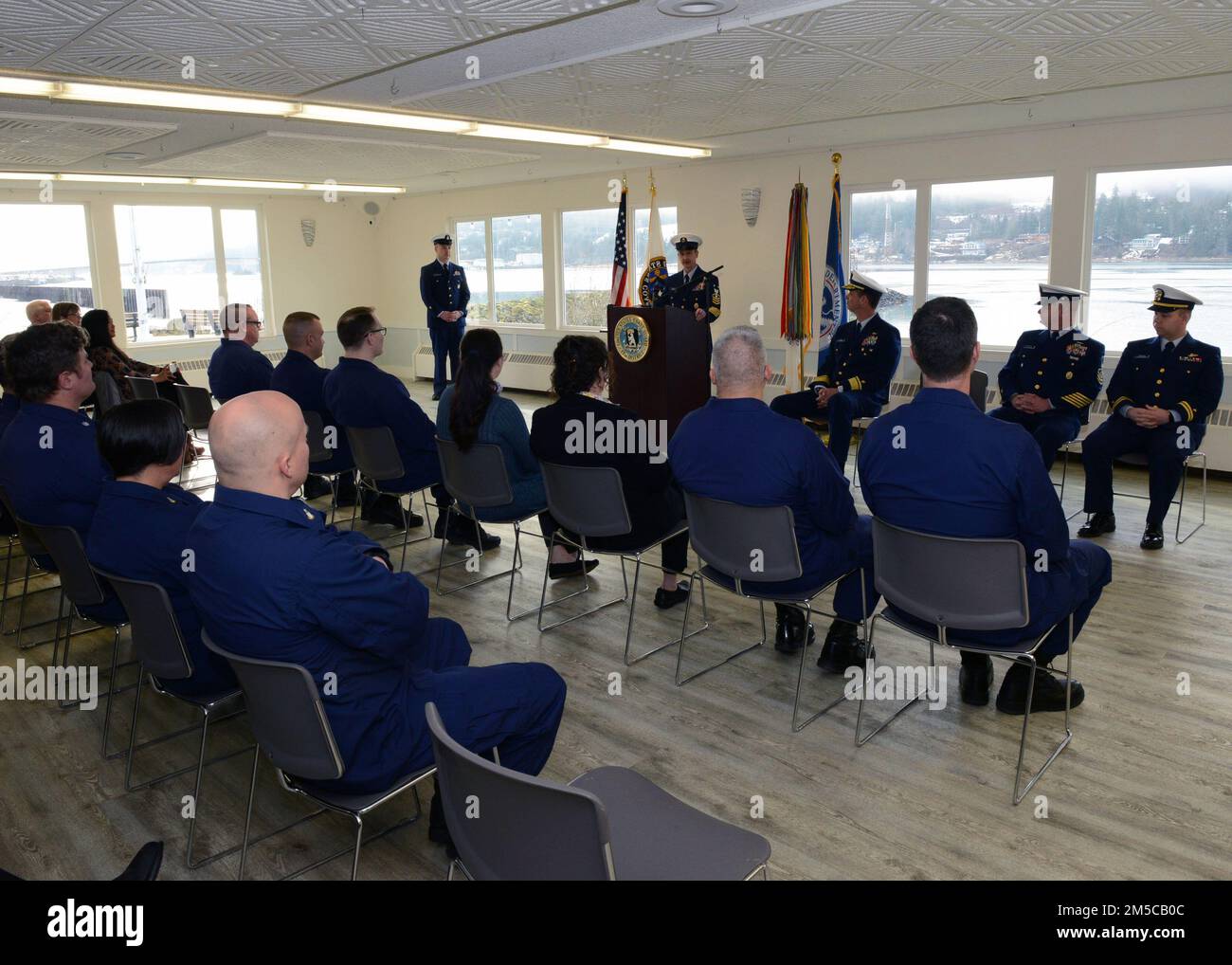 Der Oberstleutnant Phillip Waldron hat den Oberstleutnant Corey Sidlo während einer Wachablösung im Juneau Yacht Club in Juneau, Alaska, am 1. März 2022 als Oberbefehlshaber der Küstenwache von 17. abgelöst. Die Zeremonie zum Wachwechsel unter dem Vorsitz von Rear ADM. Nathan Moore, Befehlshaber des 17. Bezirks, ist eine altehrwürdige Tradition und gewährleistet die Kontinuität der Führung im Zuständigkeitsbereich des Bezirks. Waldron wird die Hauptverantwortung für die Beratung des Befehlshabers des 17. Bezirks in Fragen und Initiativen aller Küstenwachmänner übernehmen Stockfoto